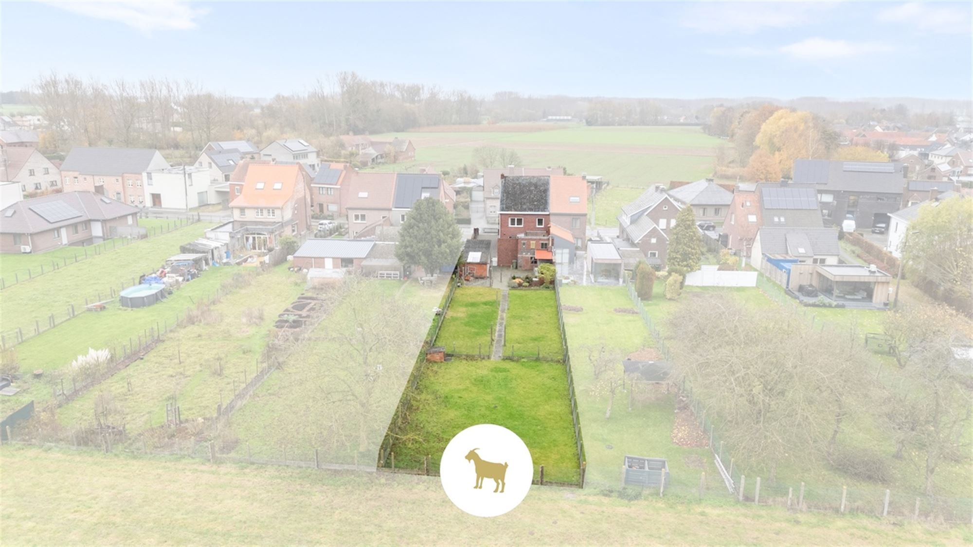 Te renoveren HALFOPEN WONING met 3 SLAAPKAMERS en GARAGE op een ruim PERCEEL GROND van 843m² foto 5