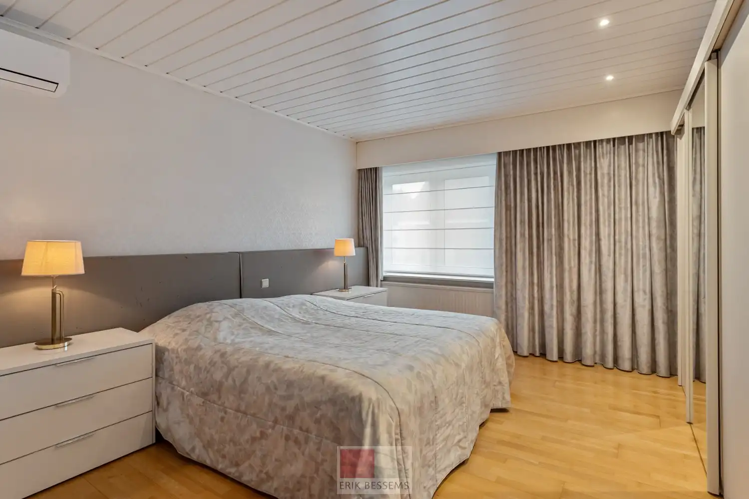 Charmante, op te frissen woning met 4 slaapkamers en inpandige garage. foto 24