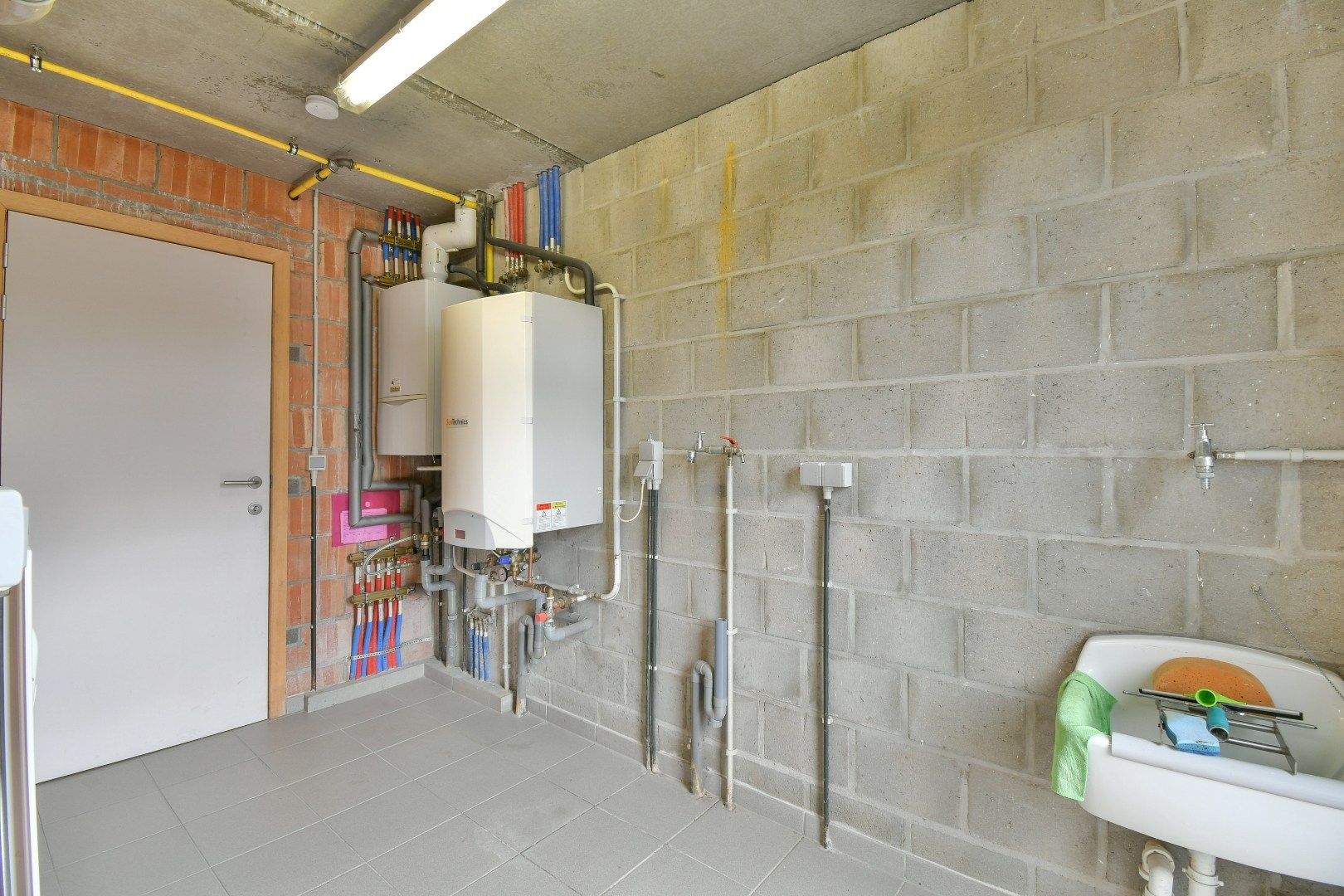 Halfopen gezinswoning met drie slaapkamers foto 15