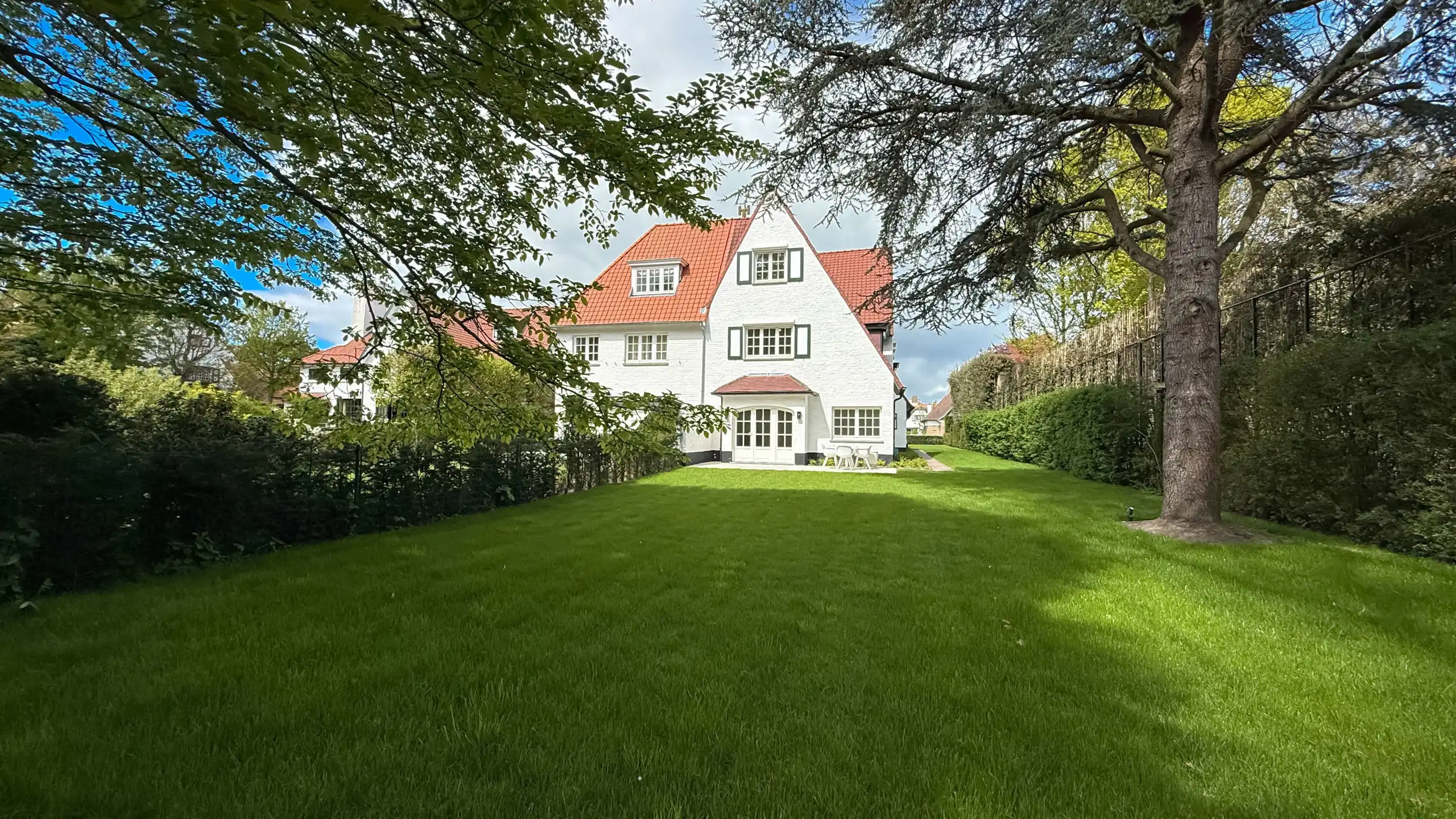Stijlvolle halfopen villa met zonnige tuin in het Zoute foto {{pictureIndex}}
