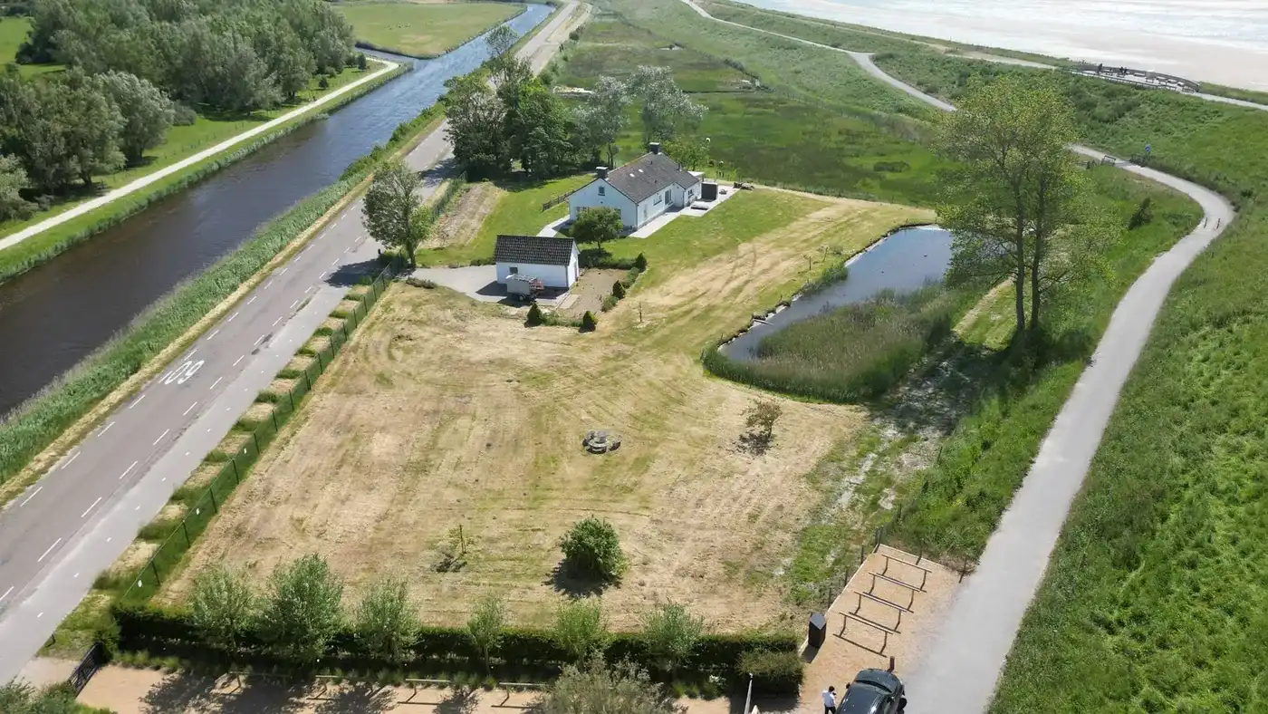 Perceel van 4940m² met uitzonderlijk vergund plan van een strakke moderne woning in een open omgeving te midden de natuur.  foto 13