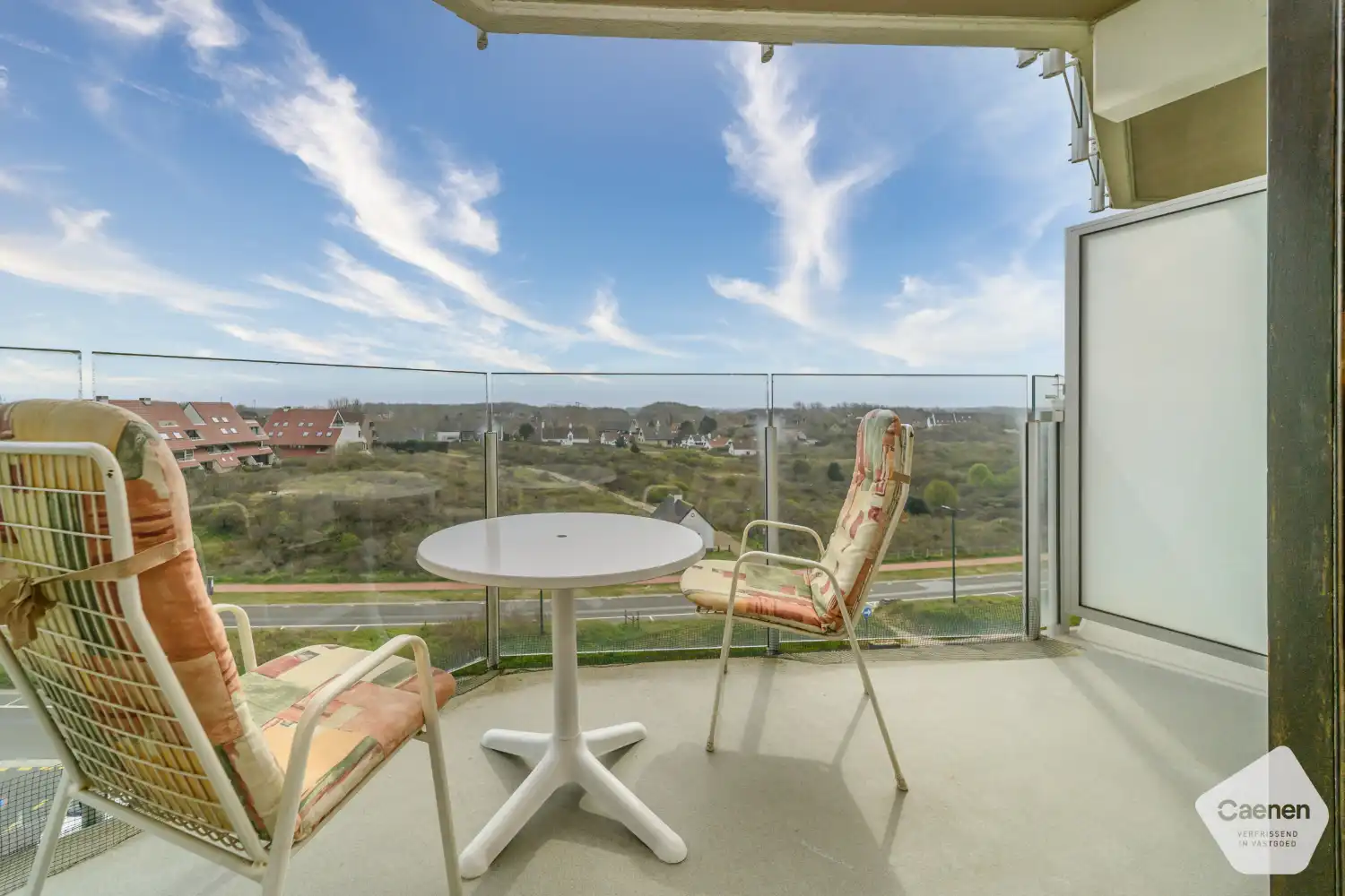 Op te frissen (of te renoveren) studio met zonnig terras en kelder – staanplaats apart verkrijgbaar foto {{pictureIndex}}