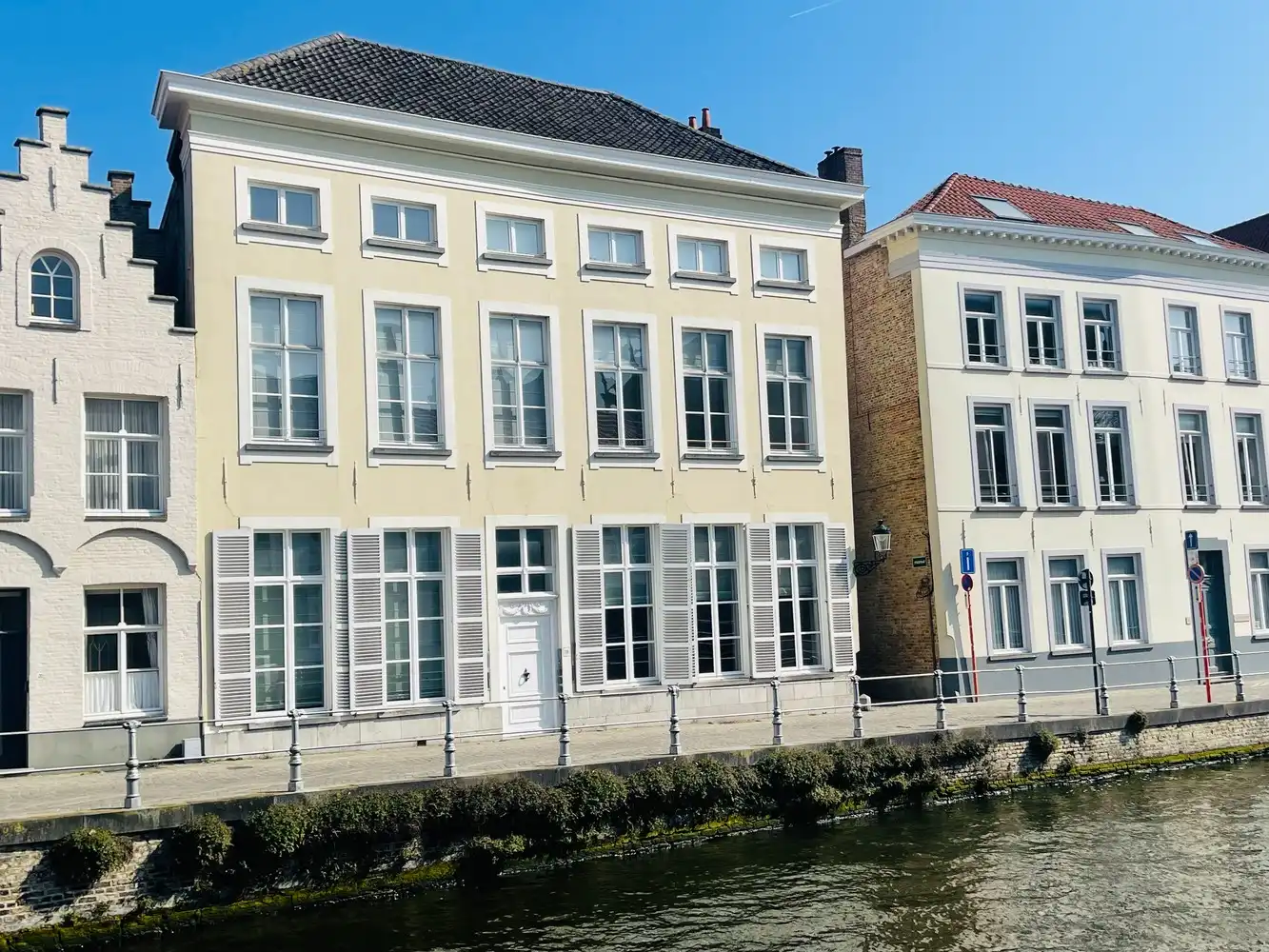 Brugge,aan de SINT-ANNAREI , DUBBEL APPARTEMENT( 250m²)  in een herenhuis  vooraan zicht op de Sint-Annarei, achteraan zicht op een grote gemeenschappelijke tuin,2  livings, 2 keukens, 4 slaapkamers, 2 badkamers. foto 3