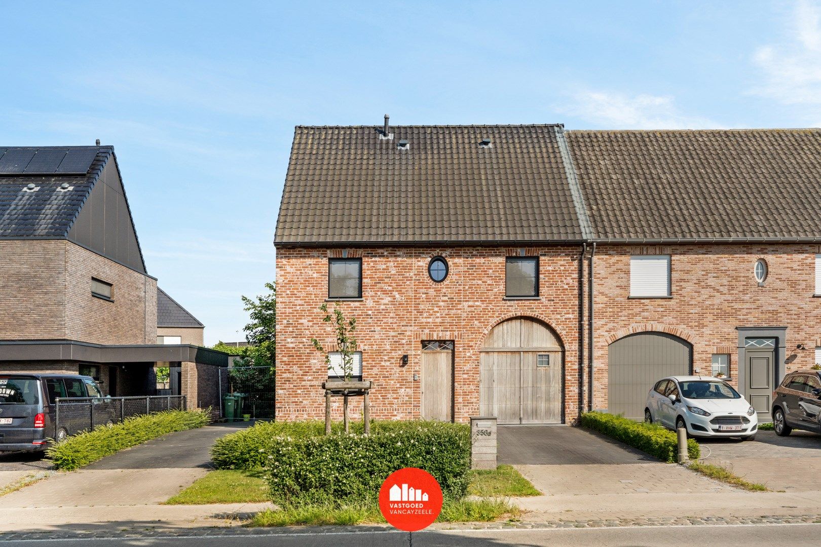 Recente kwalitatief afgewerkte woning met zonnige tuin en garage. foto {{pictureIndex}}