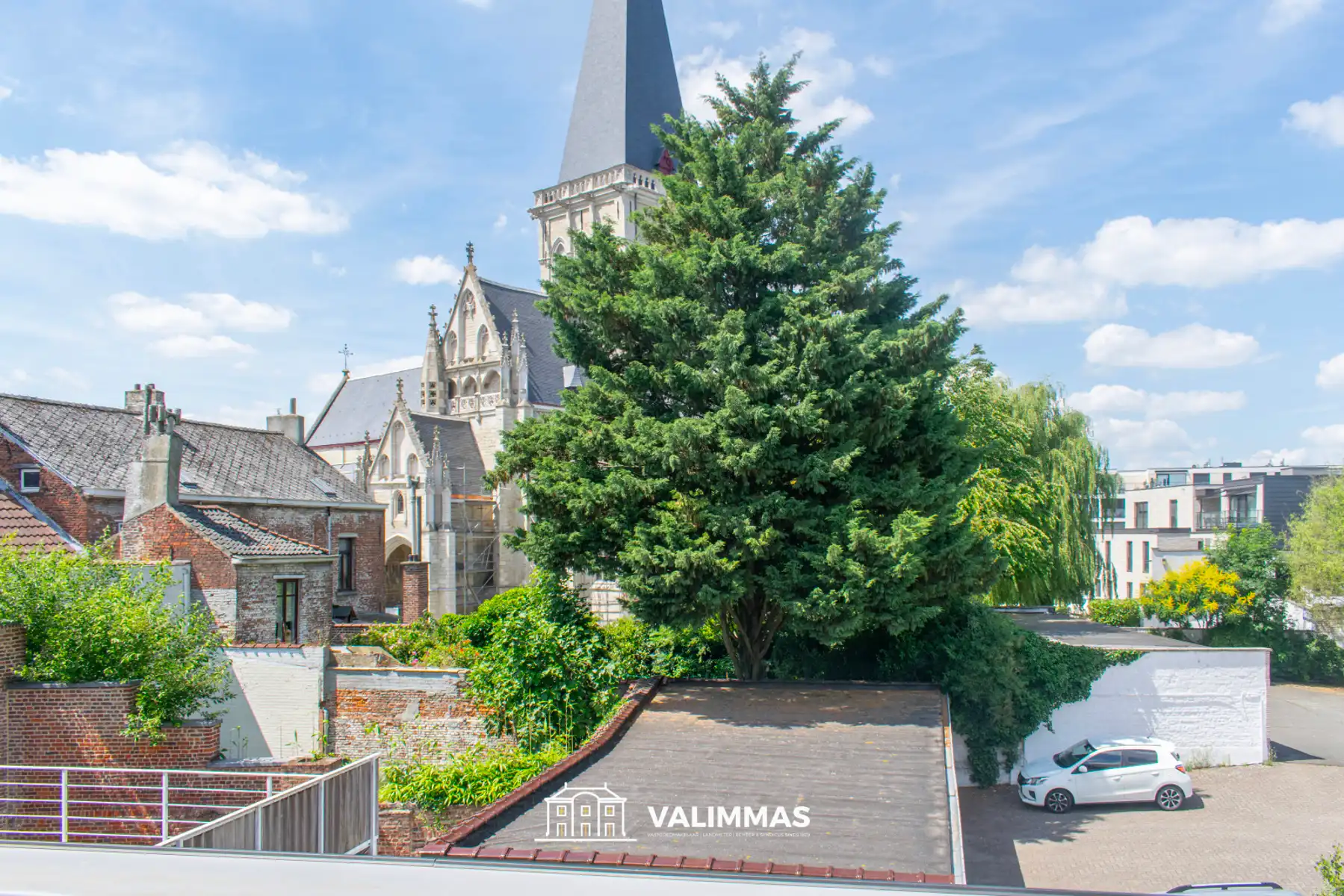 Totaal gerenoveerd duplex-appartement met terras en tuintje foto 13