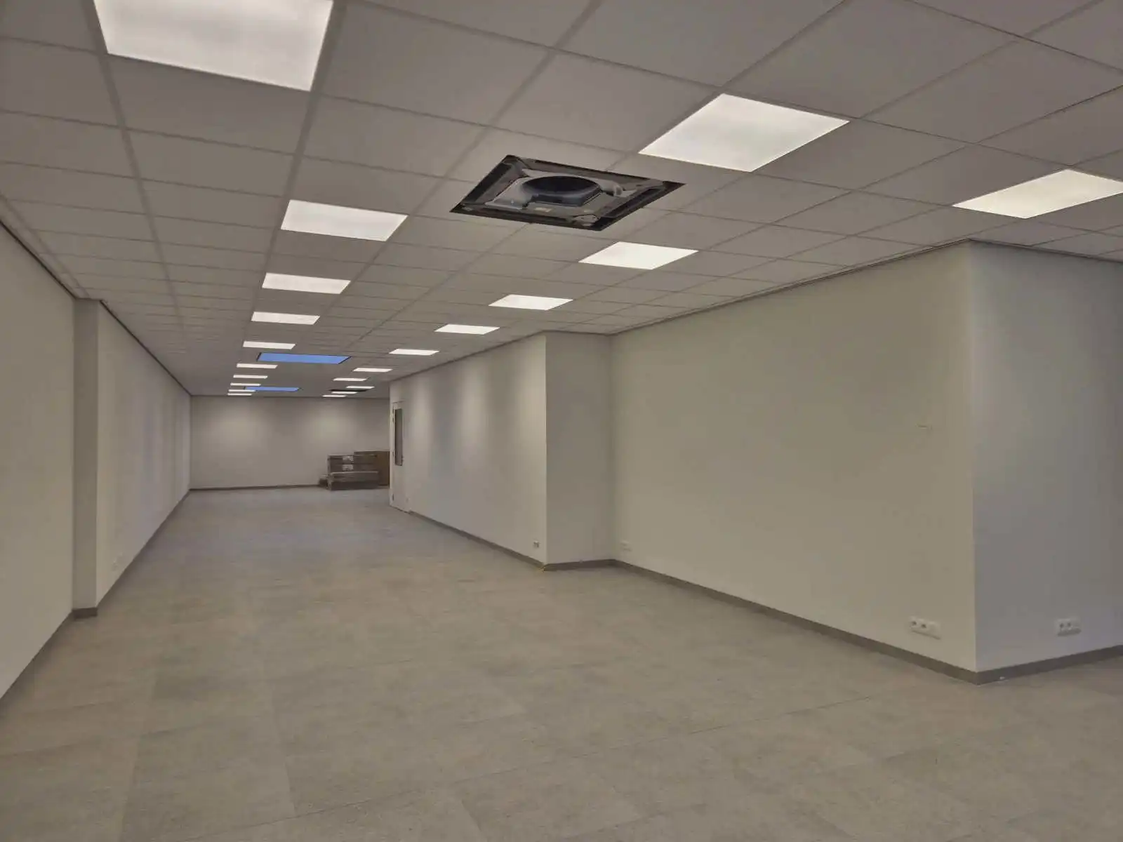 Nieuwbouw handelsgelijkvloers op het Dorp in Serskamp foto 4