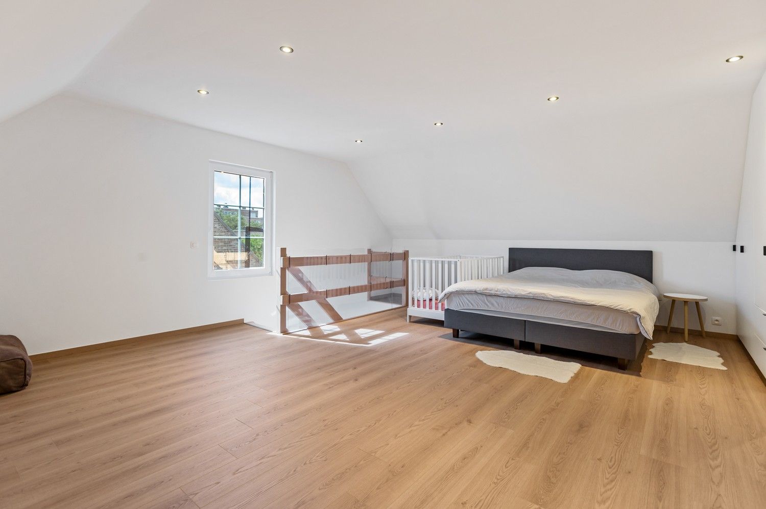 Gerenoveerde ruime HOB met 4 slaapkamers, zonnige tuin, oprit en garage in Borsbeek! foto 16