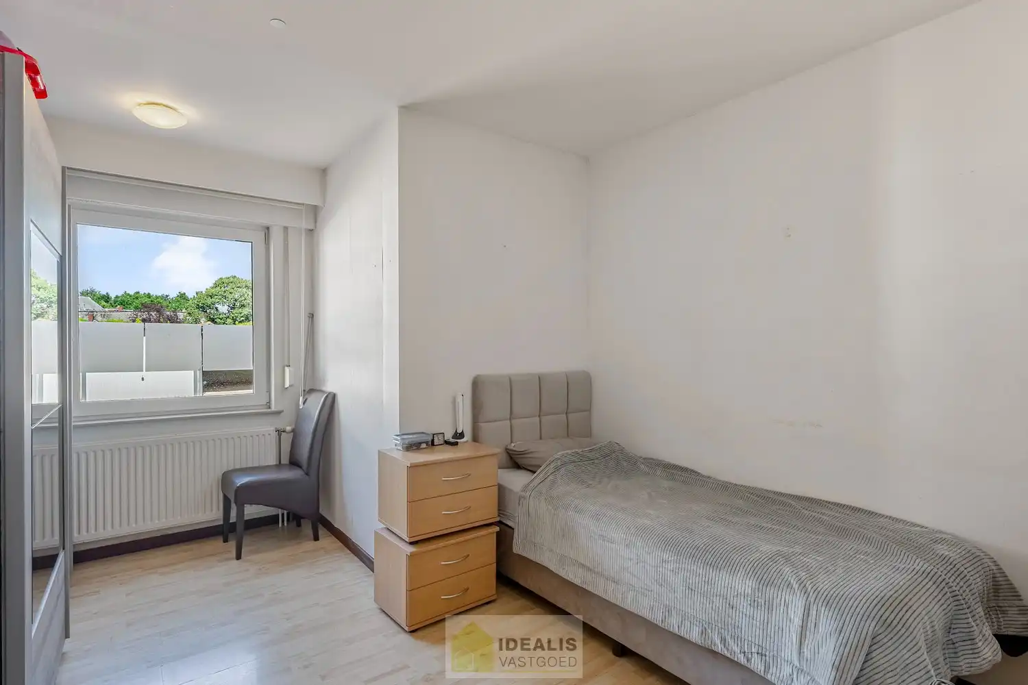 IDEALIS VASTGOED – GELIJKVLOERS APPARTEMENT MET LICHTRIJKE LEEFRUIMTE EN AANSLUITEND RUIME KEUKEN, BADKAMER, 2 SLAAPKAMERS EN GARAGEBOX OP EEN UITERST GUNSTIGE LOCATIE VLAK BIJ HET CENTRUM VAN PELT! foto 17