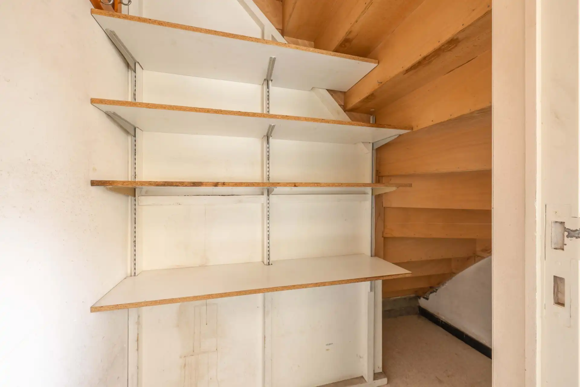 Te renoveren halfopen woning met 3 slaapkamers én zuidwestgerichte tuin met een aparte garage en aansluitende berging in een rustige tuinwijk te koop in Zulte. foto 11