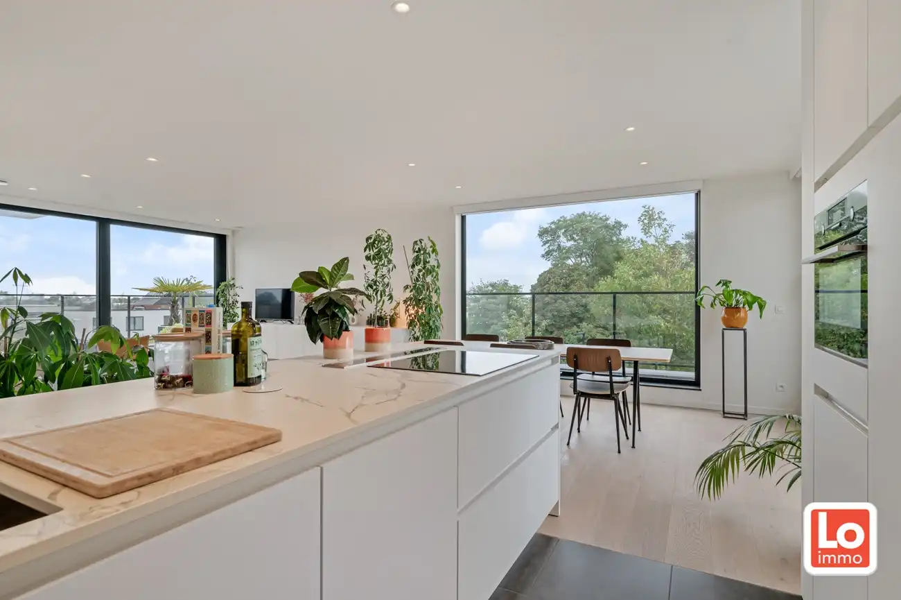 VERKOCHT! Luxe Penthouse met 1 slaapkamer en 2 grote terrassen op een topligging in het centrum van Lochristi! foto 5