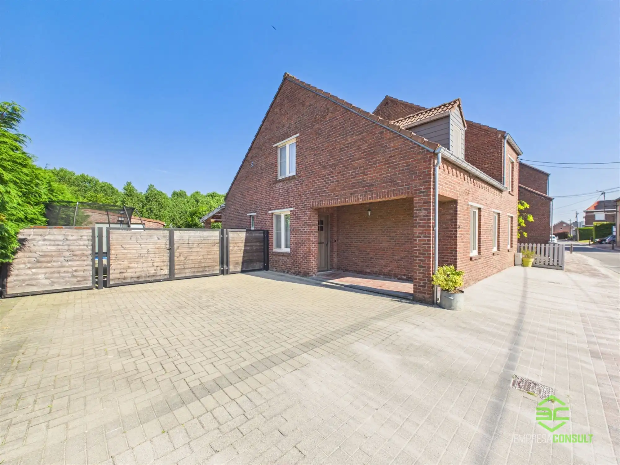 Instapklare gezinswoning op 8a 75ca en met 3 slpk! foto 2