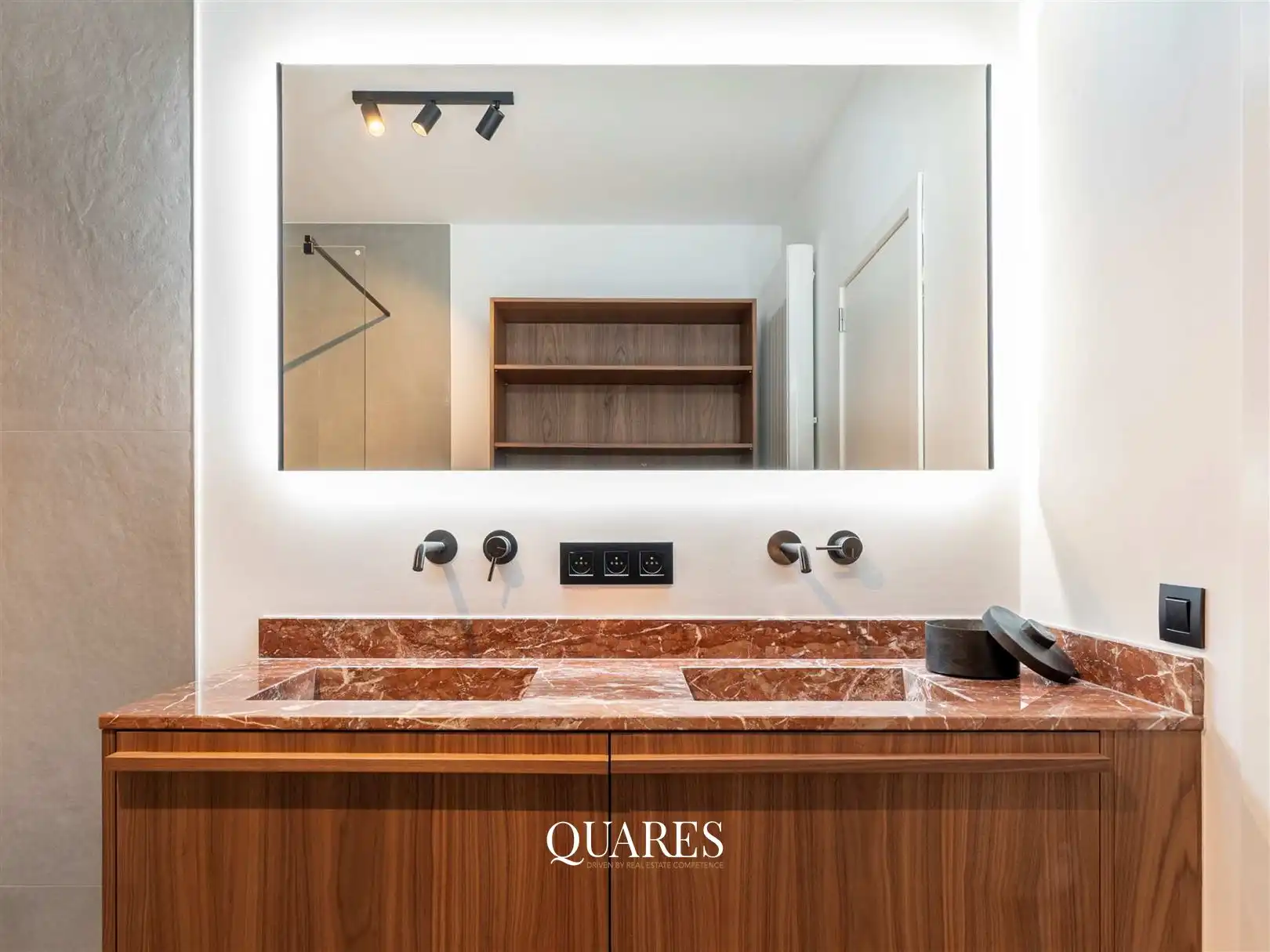 Prachtig gerenoveerde woning met 4 slaapkamers en zuidwest georiënteerde tuin in Pulhofwijk foto 27