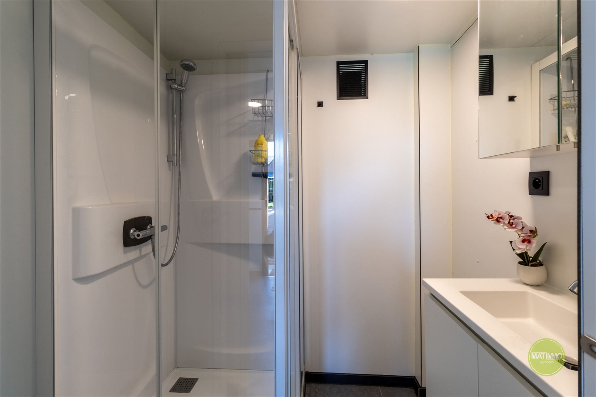 Instapklare gezinswoning met magazijn, zwembad en poolhouse  foto 30