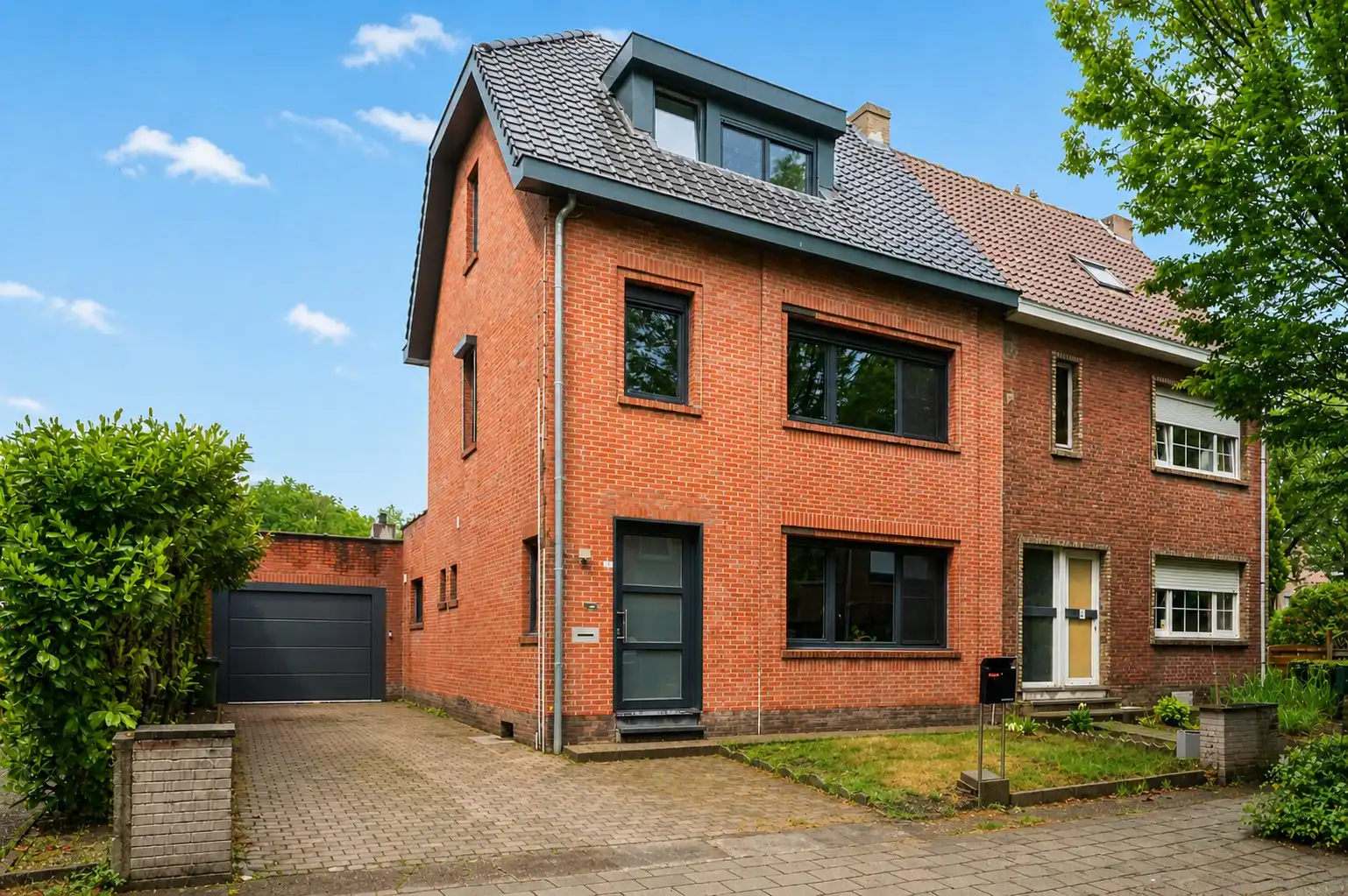 Ruime halfopen bebouwing met 4 slpk en zonnige tuin foto {{pictureIndex}}