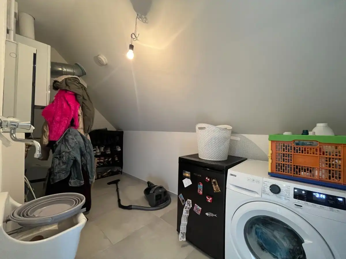 Moorslede – Instapklaar en lichtrijk dakappartement langs de Stroroute foto 11