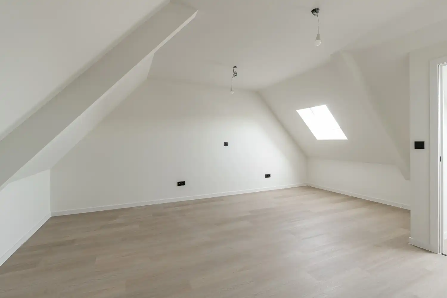 Ruime halfopen woning met 4 slaapkamers, ideaal gelegen aan de Steenweg op Kleine Brogel in Kaulille! foto 28