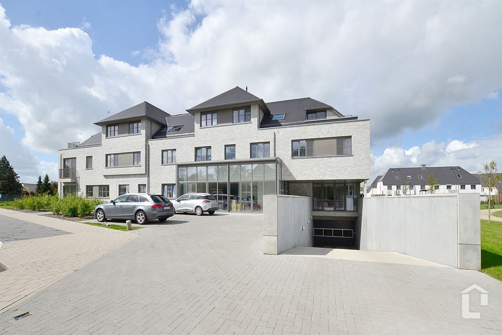 Lichtrijk nieuwbouwappartement met terras en tuin foto 2