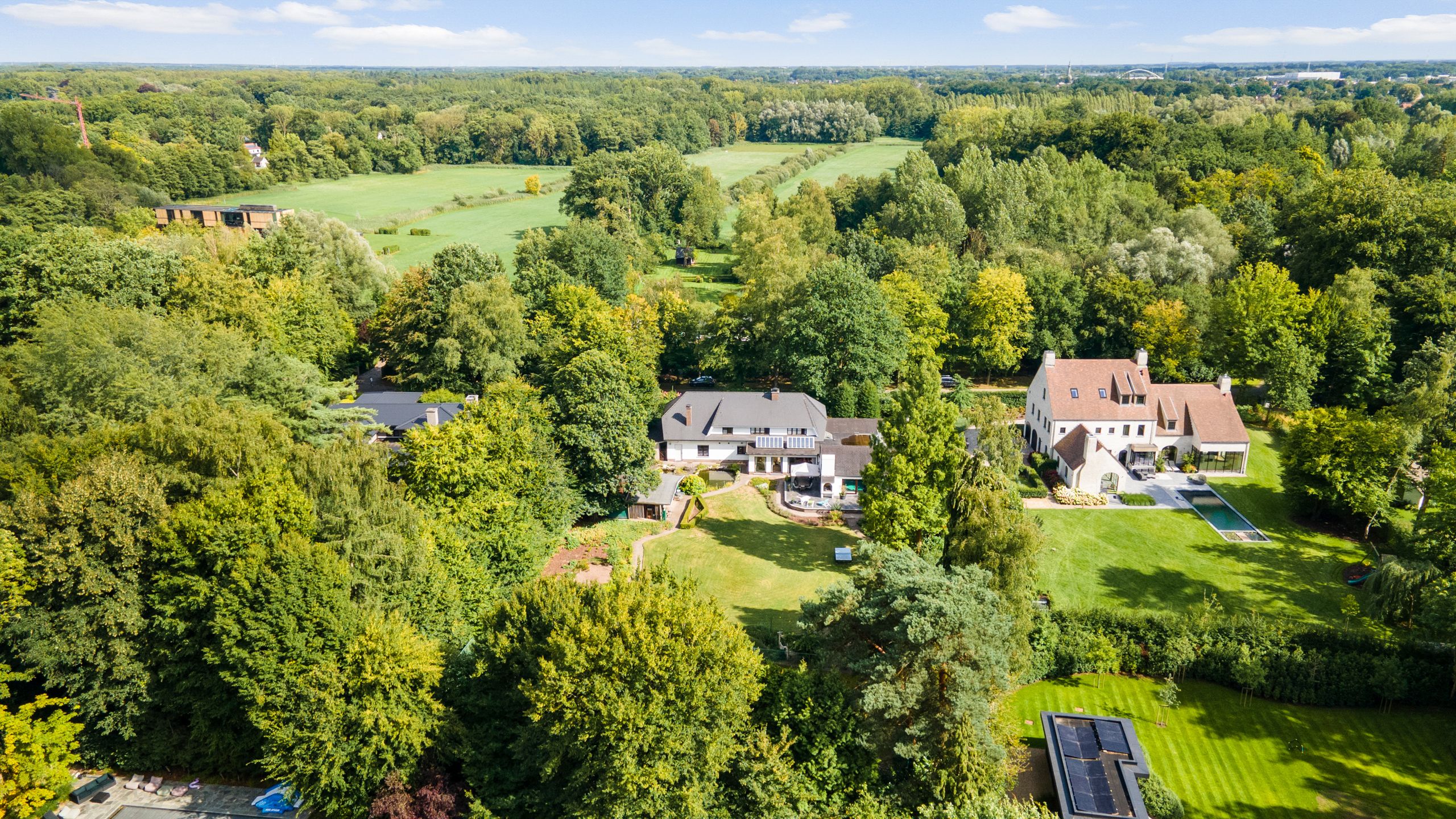 Villa met binnenzwembad en tennisterrein op toplocatie. foto 39