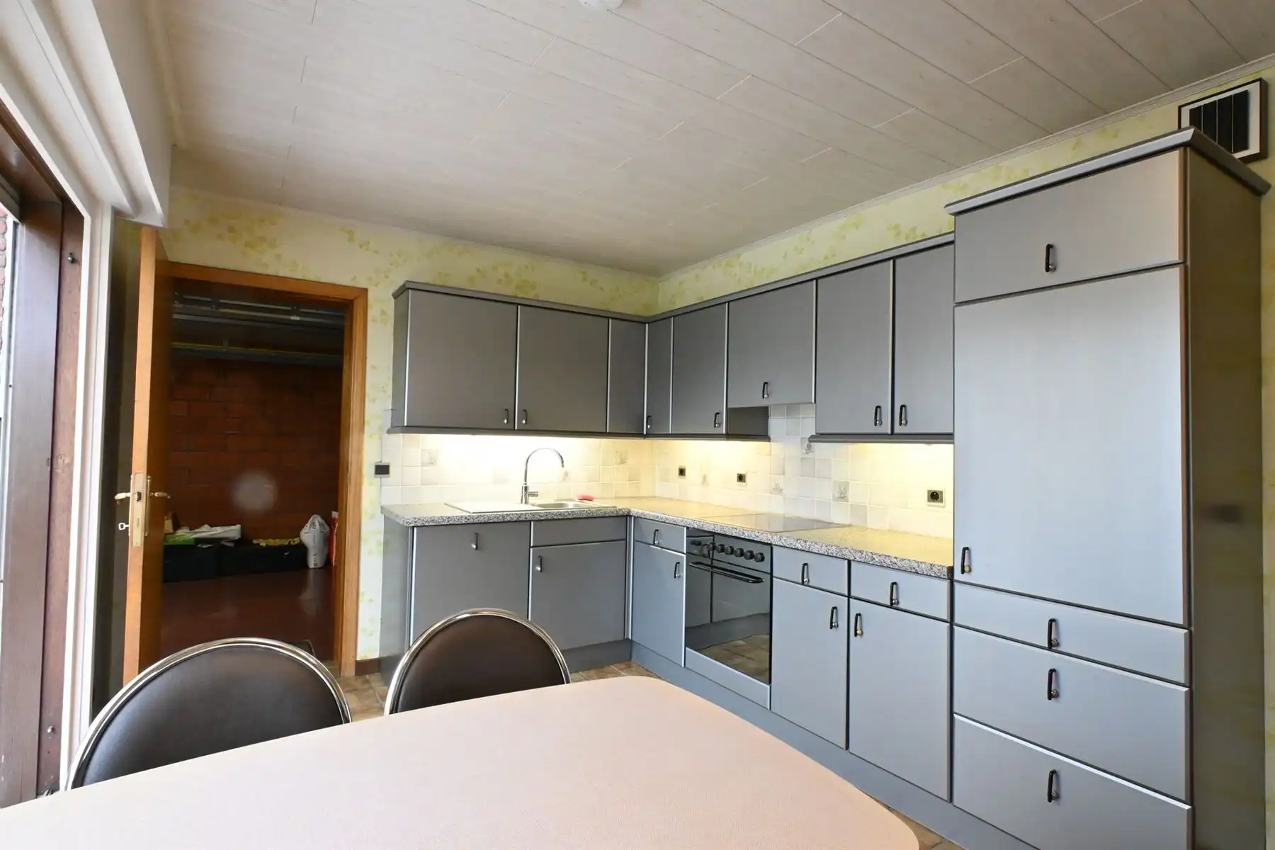 Ruime woning met 4 slaapkamers en grote garage foto 6