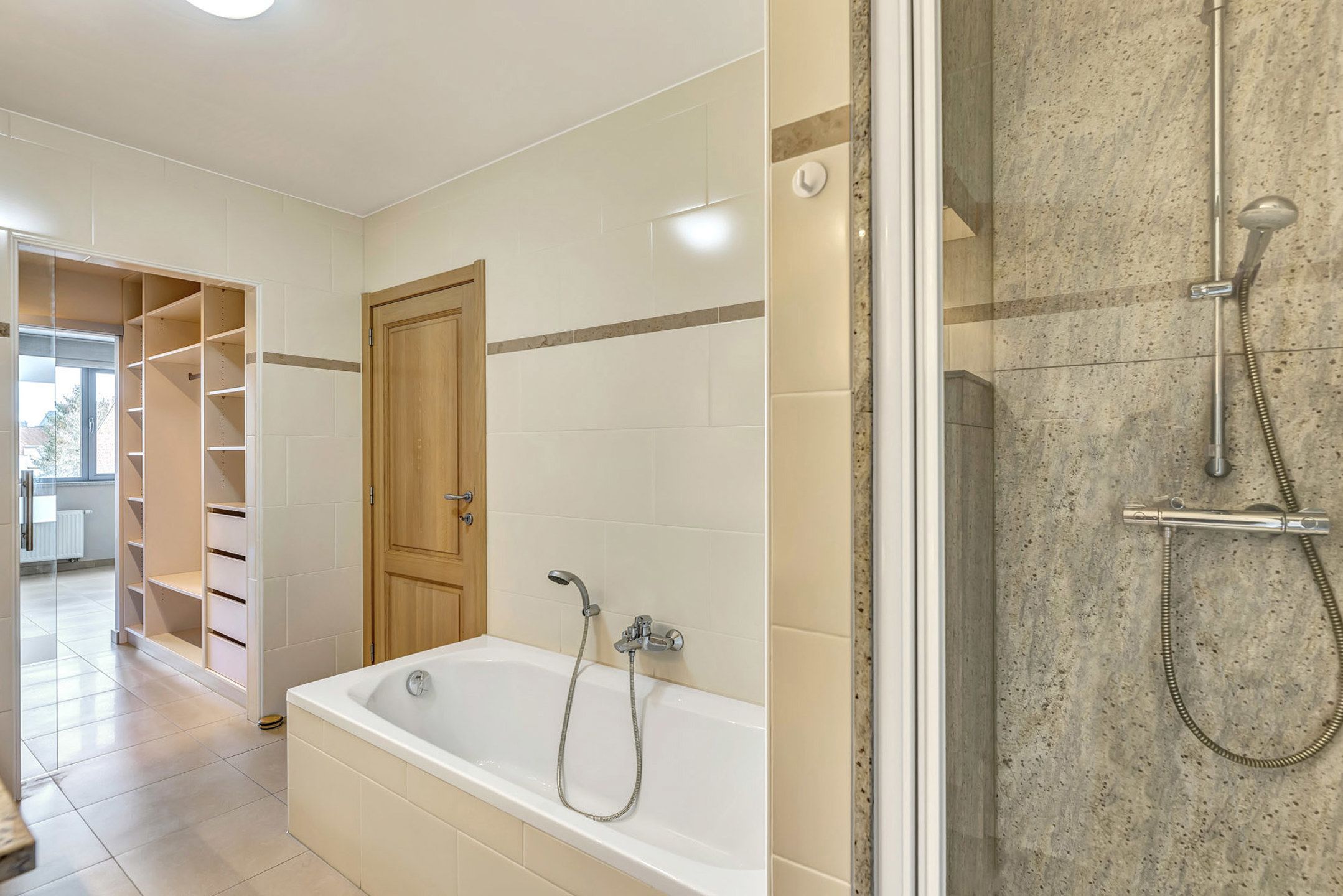 Instapklaar appartement met terras en garage op centrale ligging foto 17