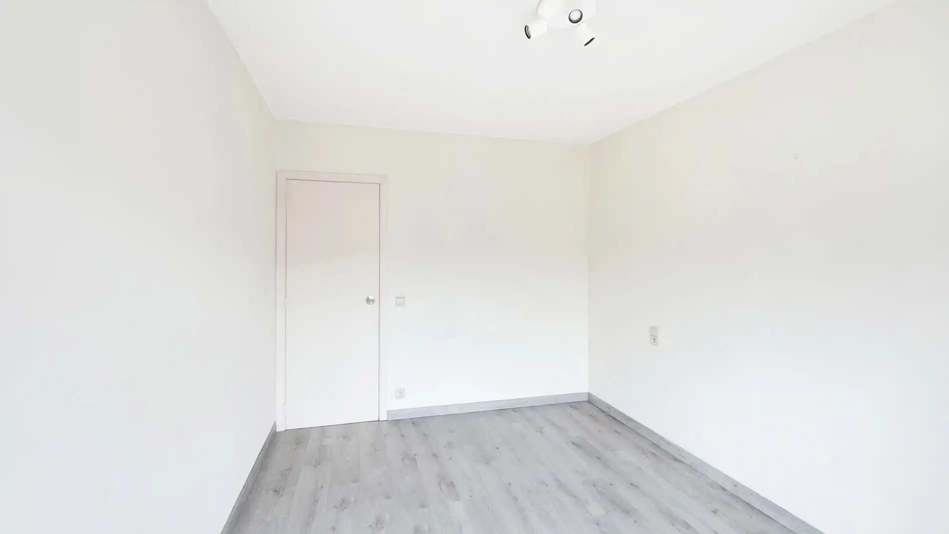 Appartement met 2 slaapkamers in de Lippenslaan te koop foto 15