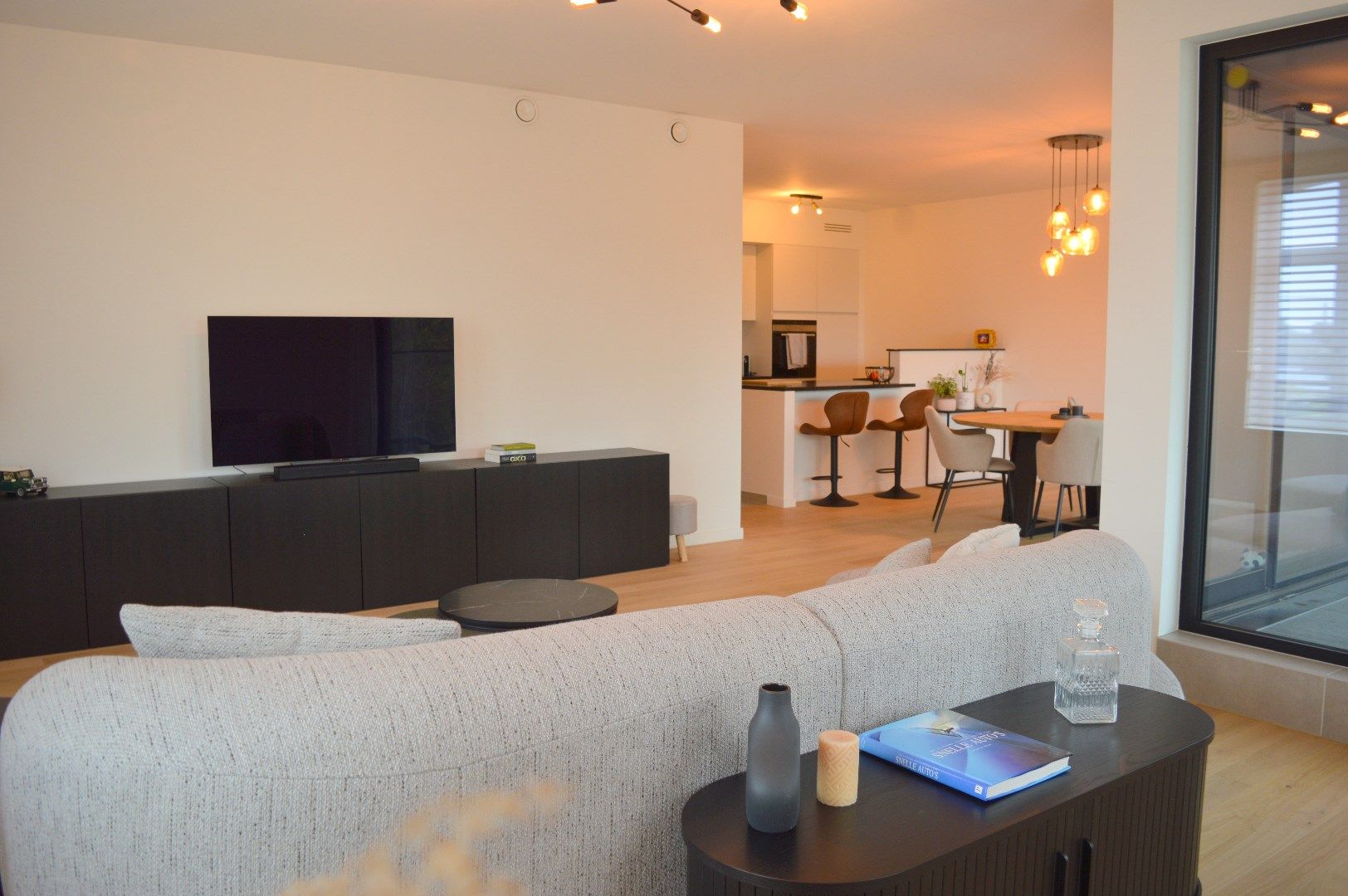 Prachtig 2 slaapkamer appartement met garage en terras foto {{pictureIndex}}