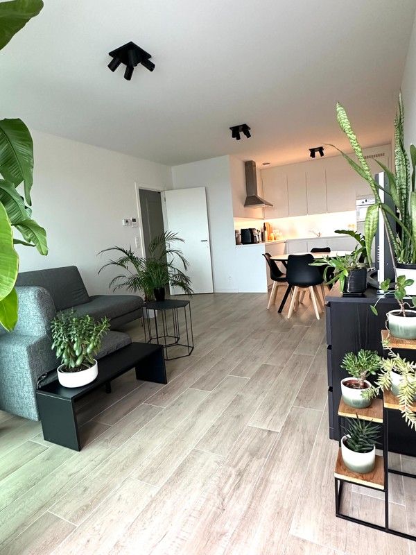 Hippe stadsmus(sen) gezocht voor 1 slaapkamer app. op 13° V met staanplaats en kelderberging foto 9
