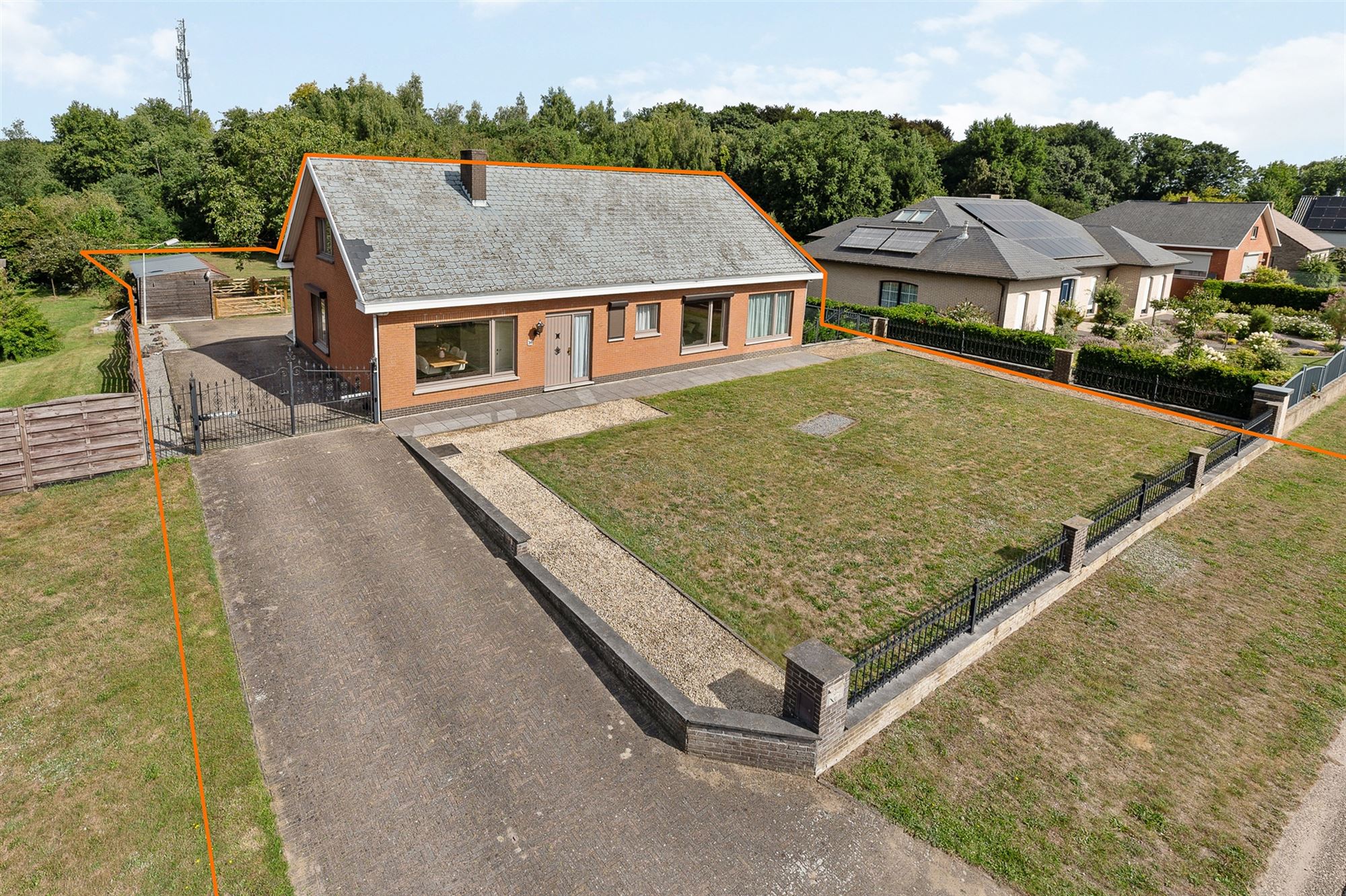 Hoofdfoto van de publicatie: ZEER RUIME EN RECENT GERENOVEERDE WONING OP EEN PERCEEL VAN 2367m² UITGERUST MET EEN VERGUNDE PAARDENSTAL EN ACHTERLIGGENDE WEIDE