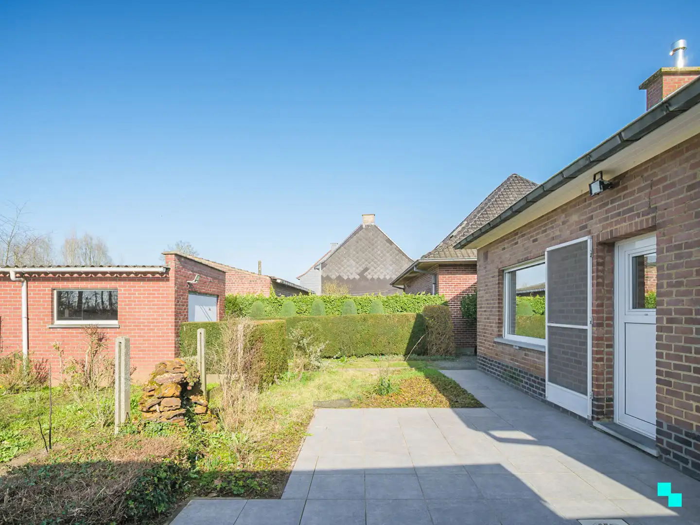 Te renoveren woning met garage en unieke tuingrond grenzend aan het bos foto 18