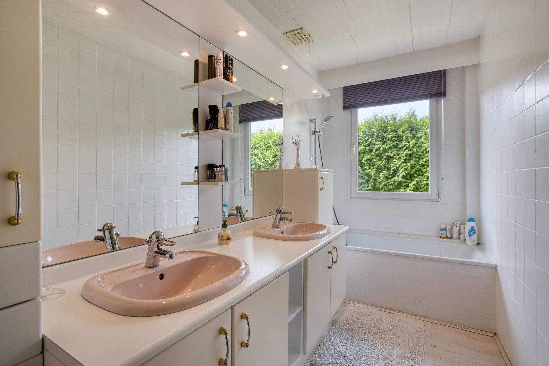 Rustig gelegen gelijkvloers-villa met 2slaapkamers en garage foto 16