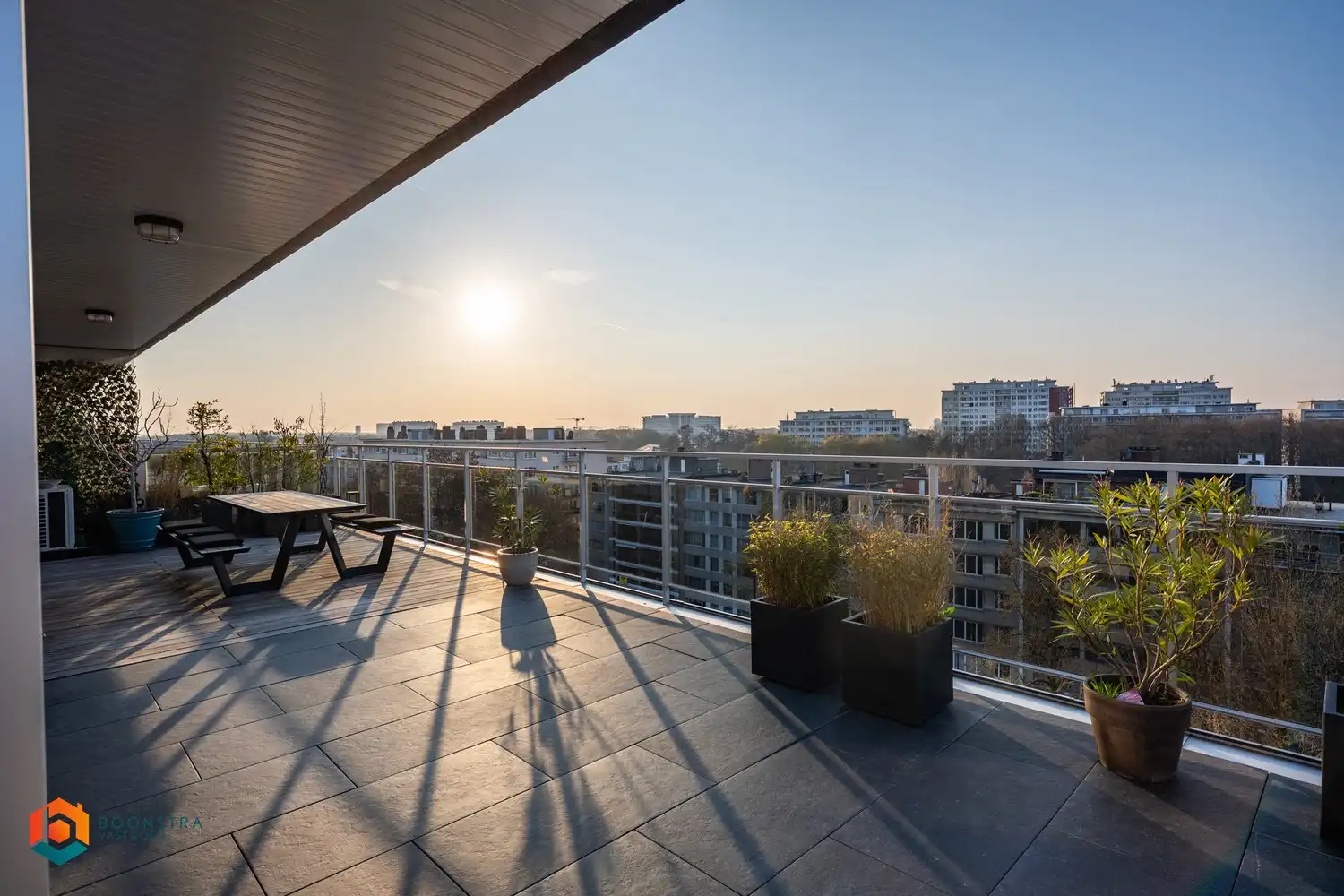 Exclusieve penthouse met 3 slpkrs, zéér riant terras (115 m²) en 2 autostaanplaatsen foto {{pictureIndex}}