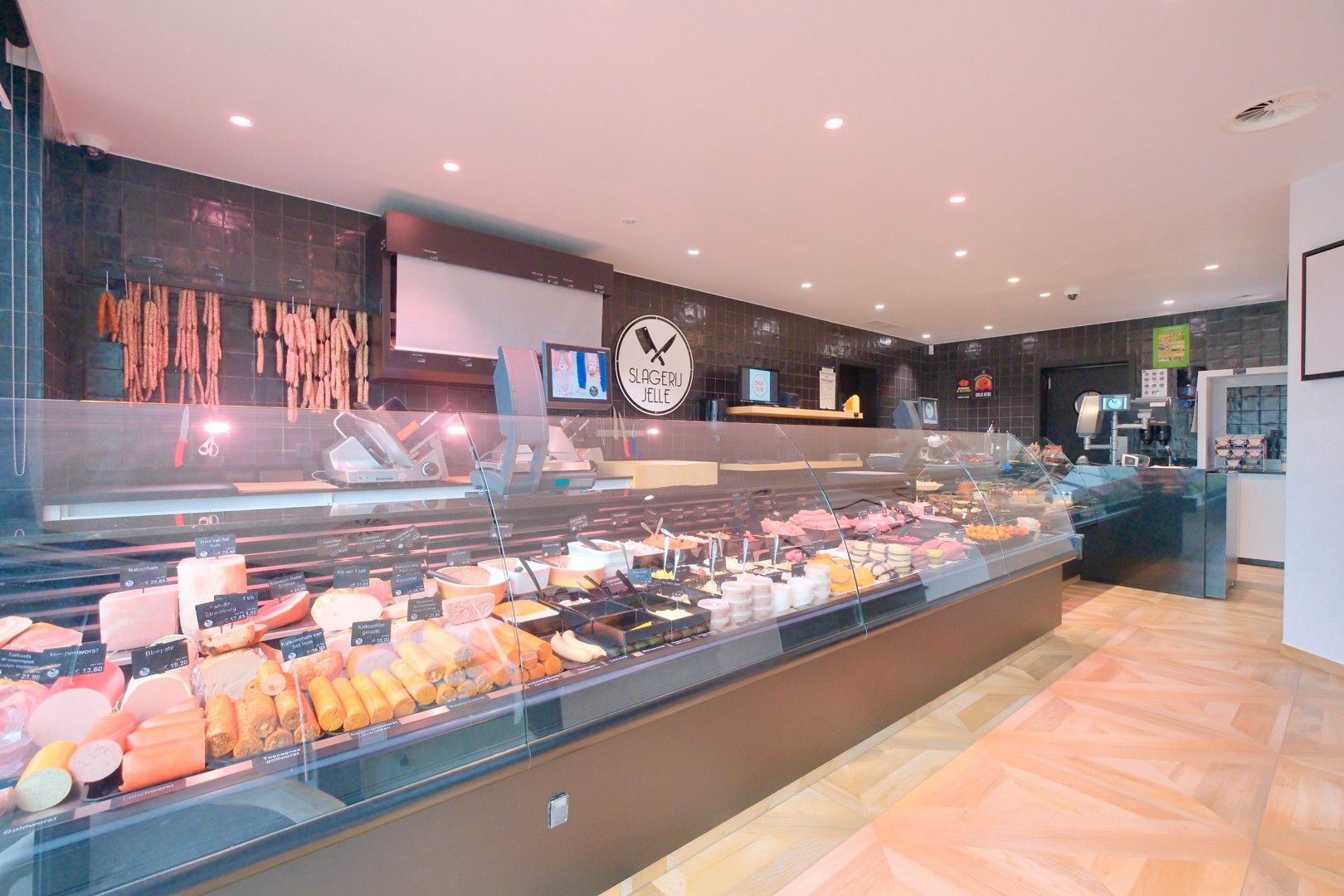 Instapklare handelswoning op toplocatie in Torhout! foto 3