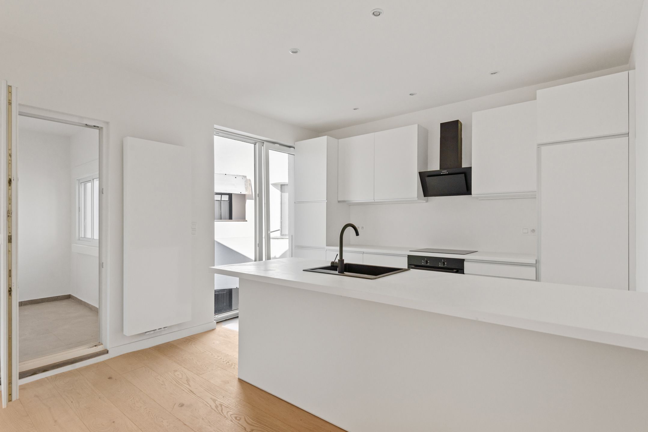 Volledig gerenoveerd 1 slaapkamer appartement met inpandig terras, hoogwaardige materialen en veel lichtinval! foto {{pictureIndex}}