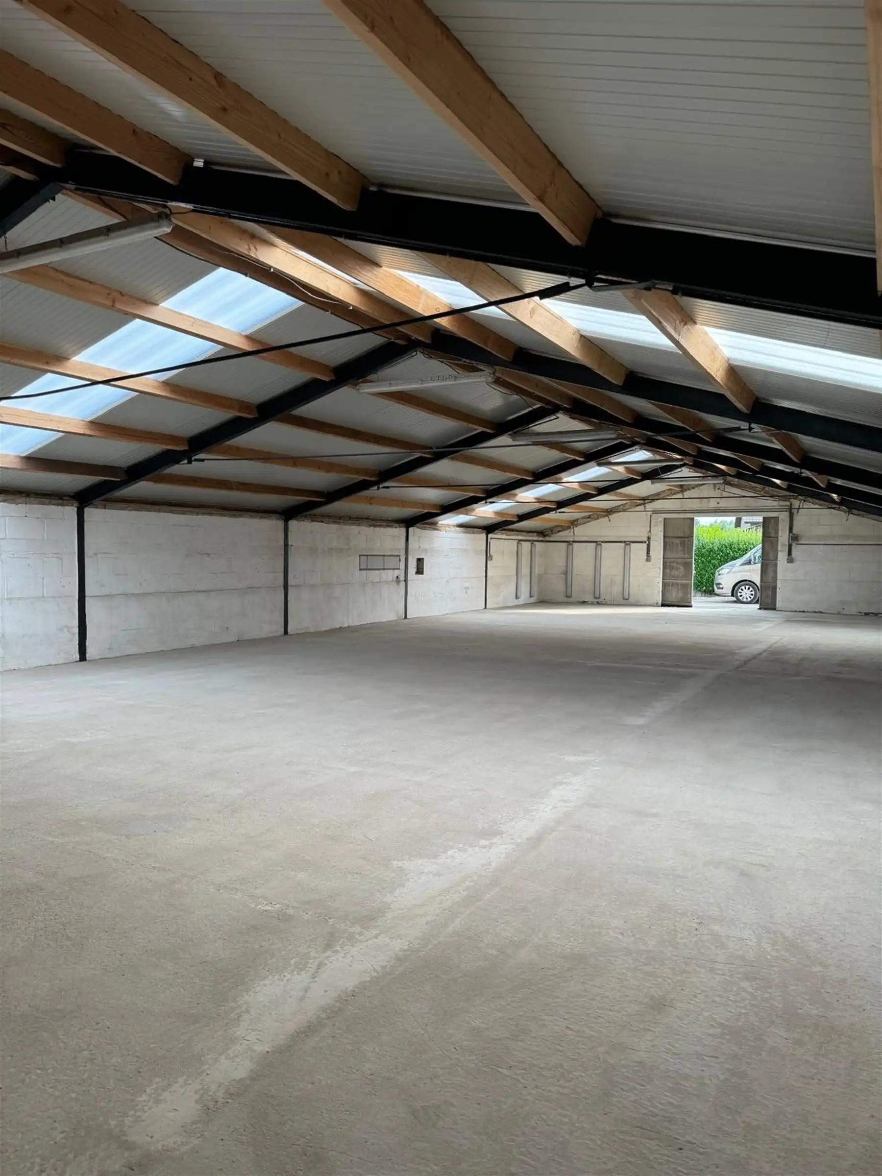 Goed geïsoleerde opslagruimte van 240  m² foto 2