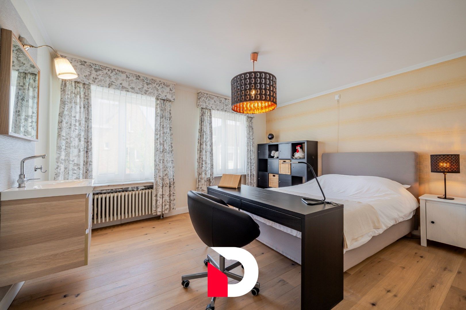 Stijlvol gerenoveerde woning met 5 slaapkamers en zwemvijver op topligging in Brugge foto 17
