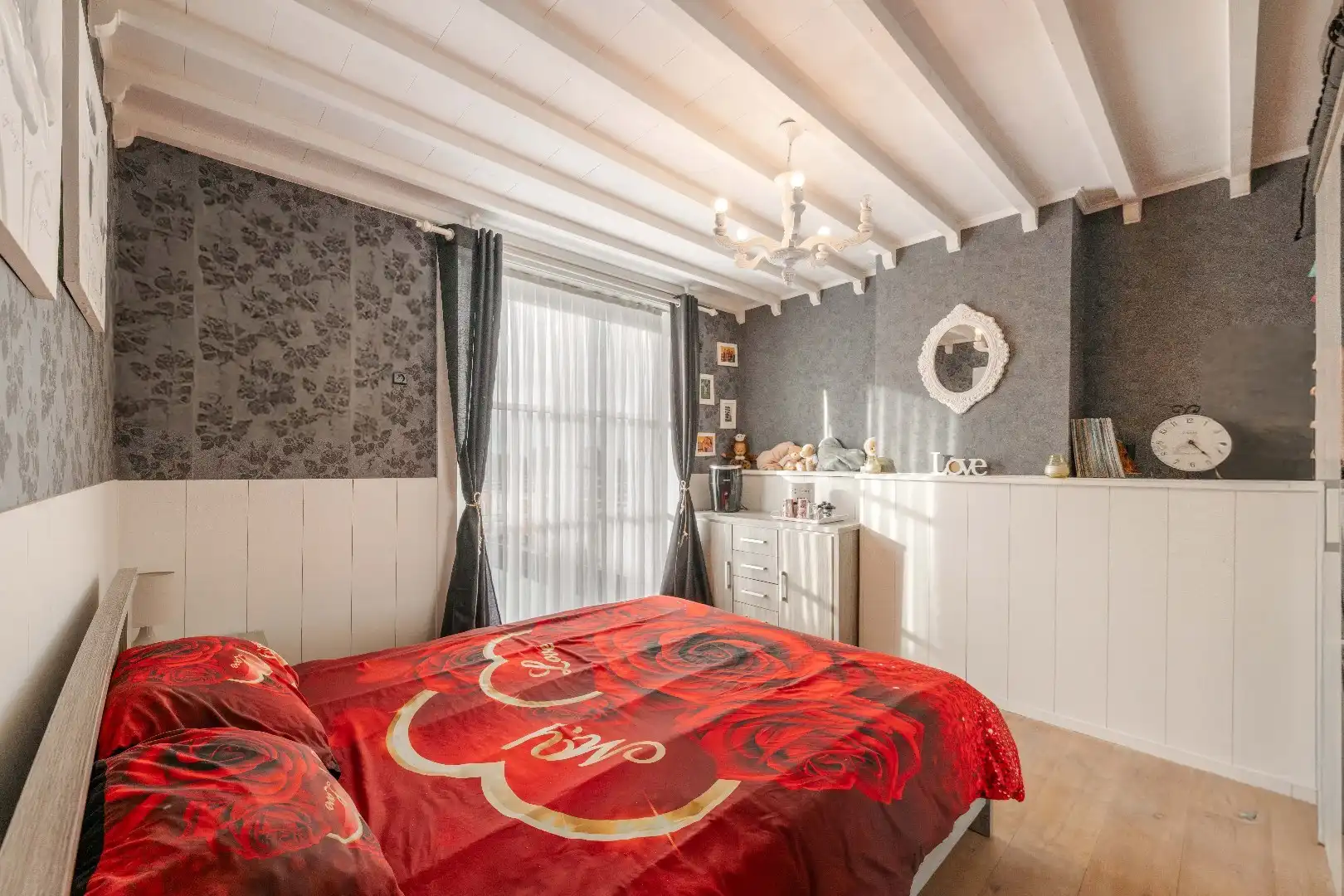 GROTENDEELS GERENOVEERDE GEZINSWONING 2006 MET 3 SLPKS EN TUIN foto 14