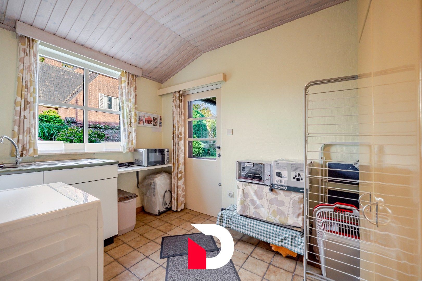 Deze statige halfopen woning is gelegen op een steenworp van de Markt te Eernegem. foto 8