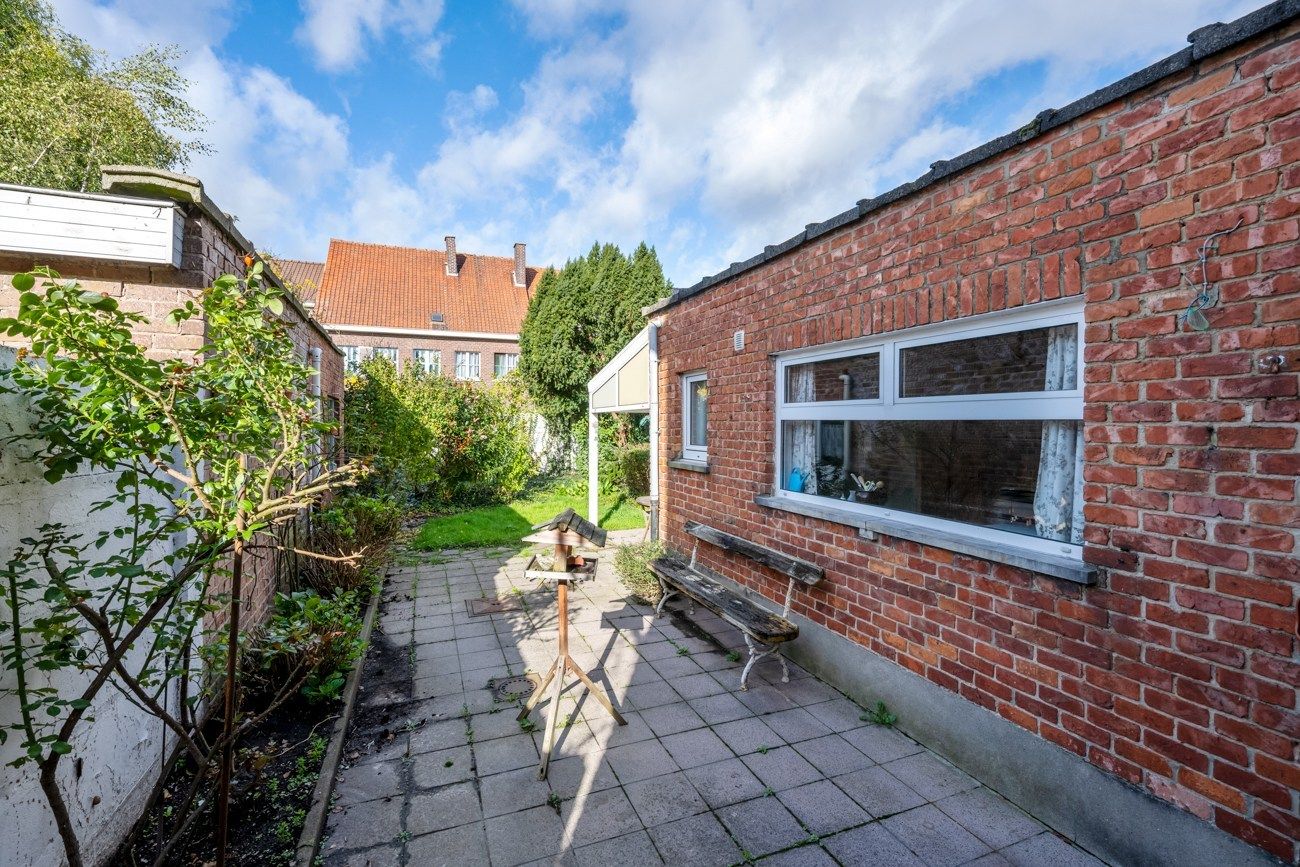 Gezellige, te renoveren, woning met charmante tuin aan een groenzone foto 7