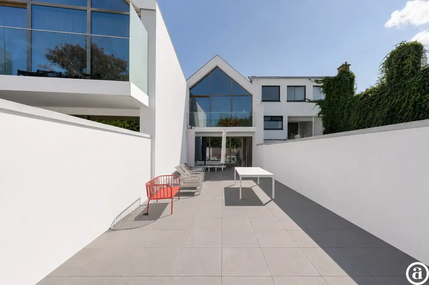 Recente woning aan het karaktervolle Oosthoekplein.          foto 5