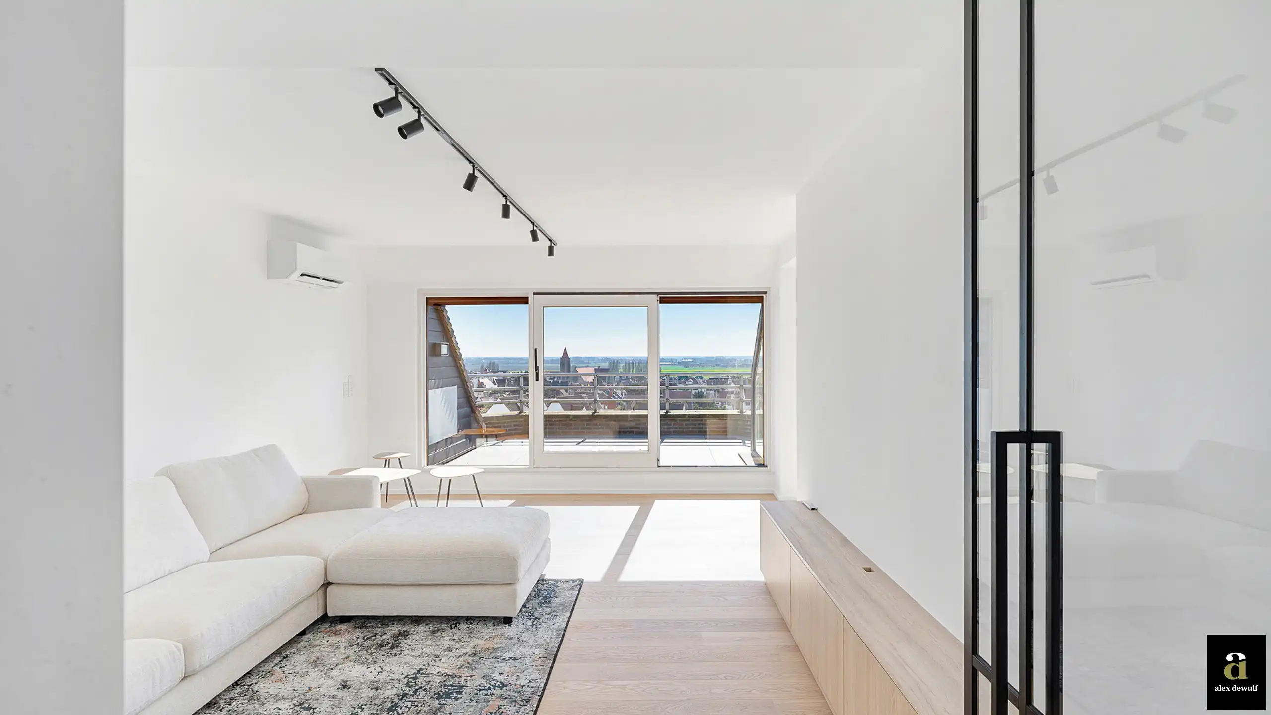 Ruim duplexappartement met vier slaapkamers en zonnig terras in Duinbergen. foto 3