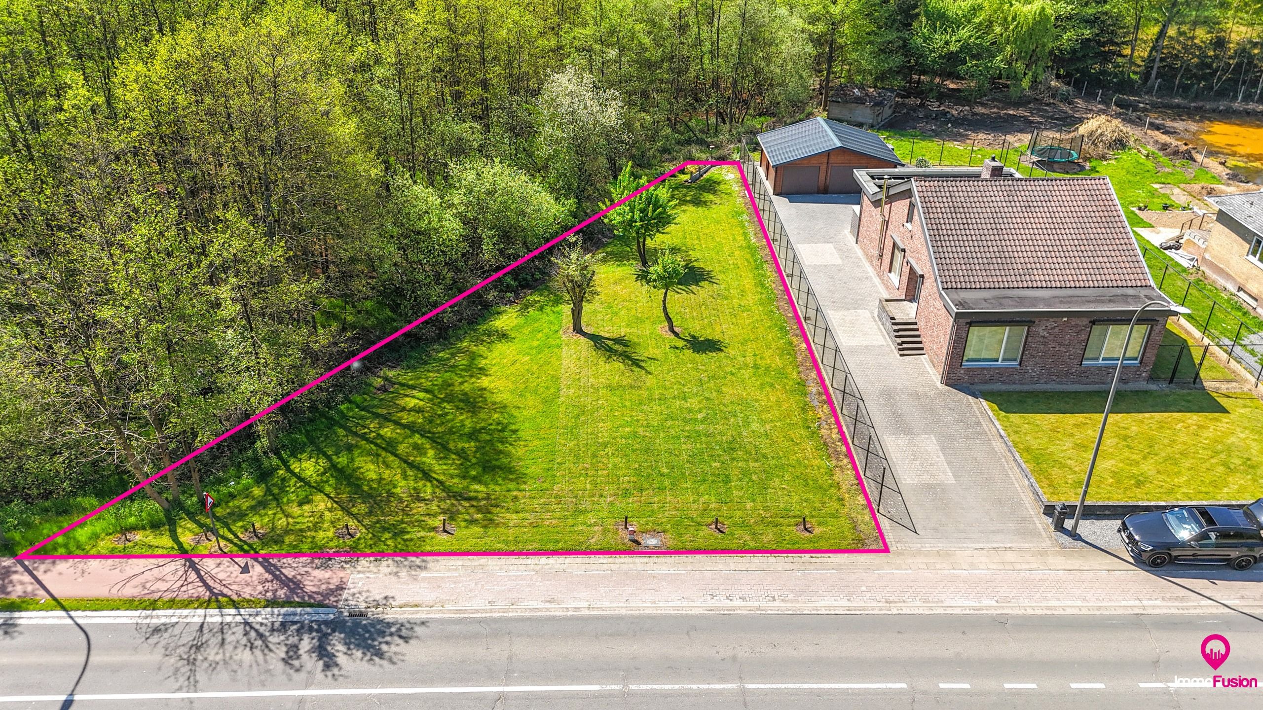 Bouwgrond voor open bebouwing met 2 volledige bouwlagen! foto {{pictureIndex}}