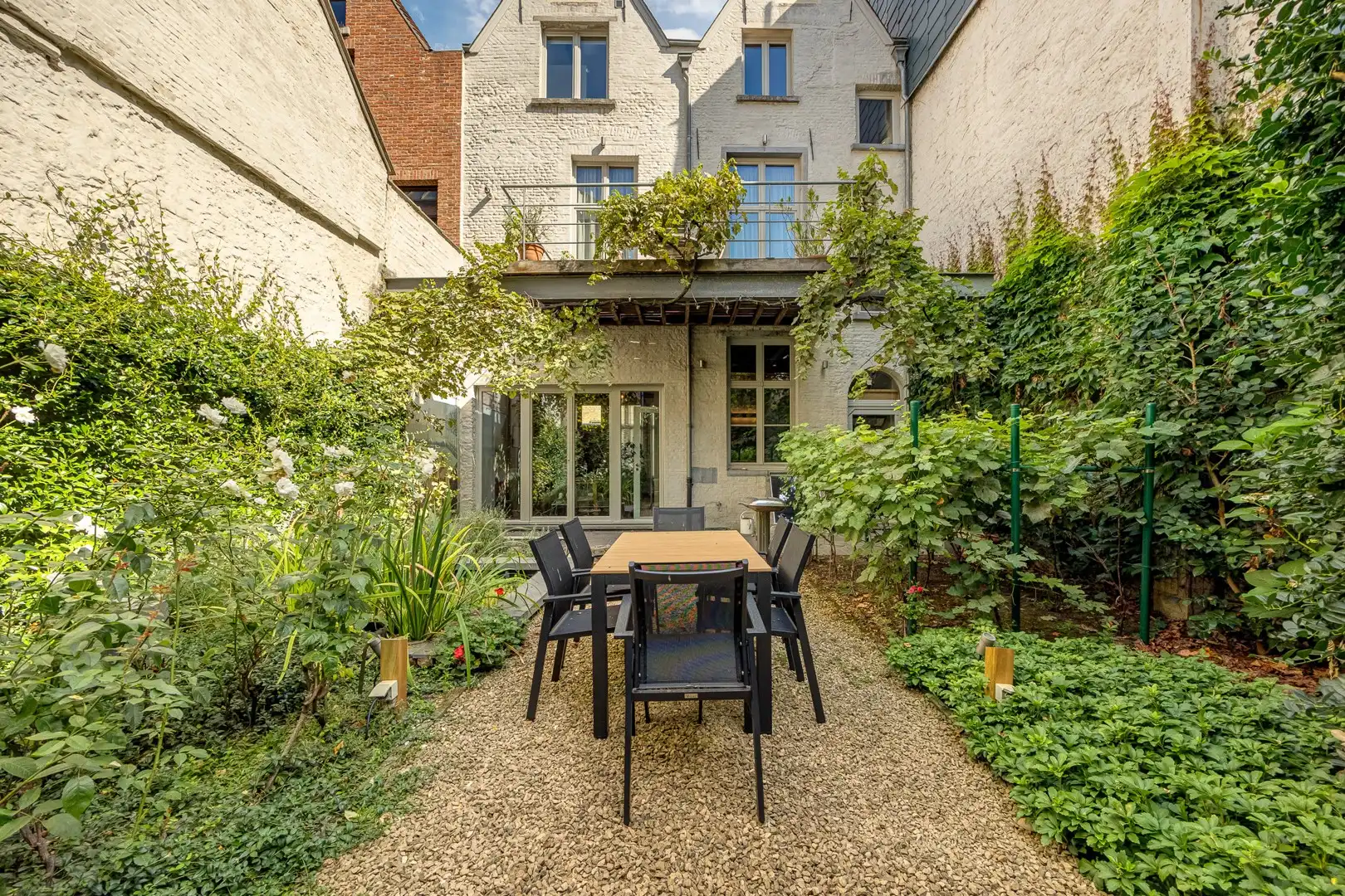 TRAPGEVELWONING MET TUIN foto 2