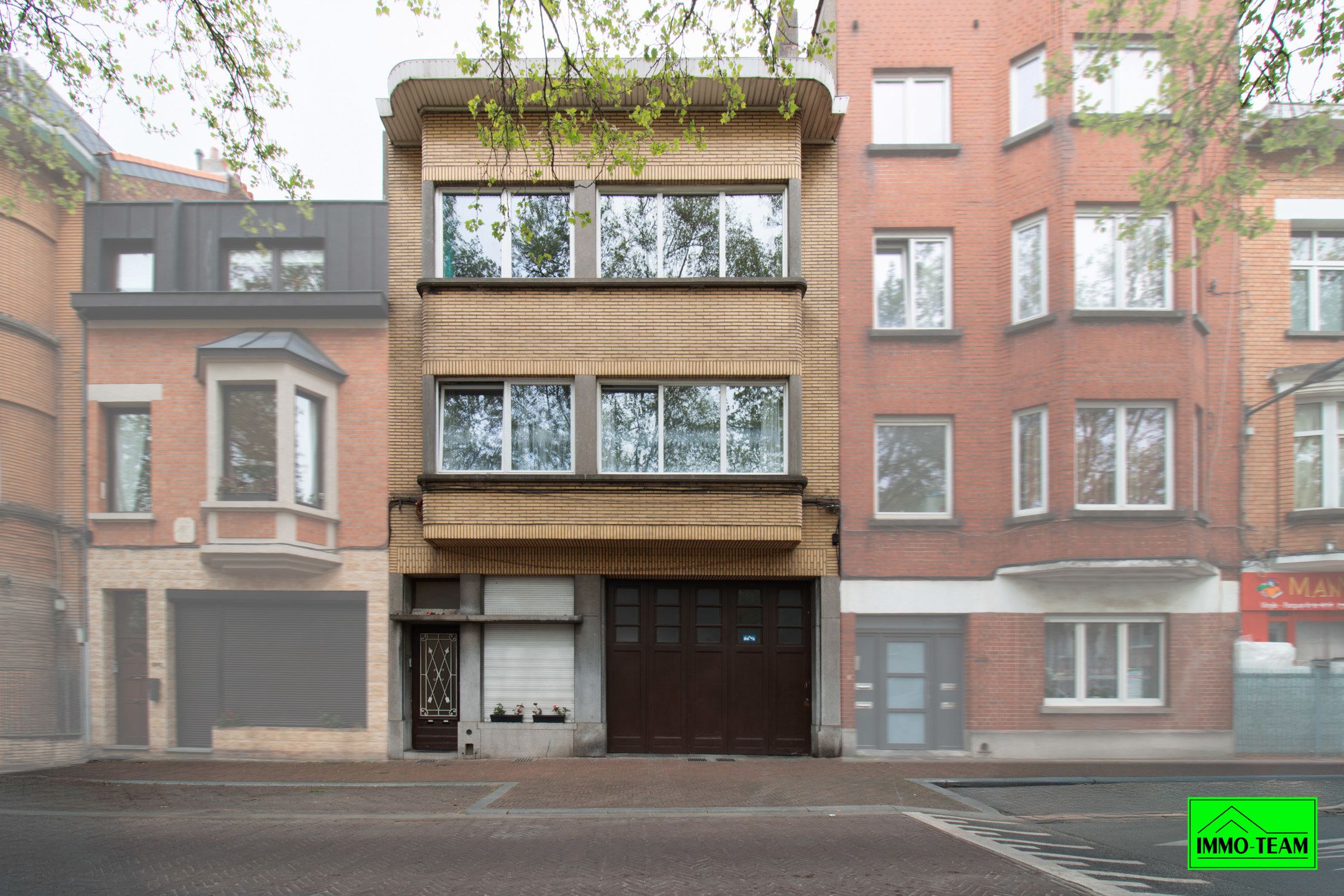 Opbrengsteigendom met 2 appartementen en autostaanplaatsen foto {{pictureIndex}}