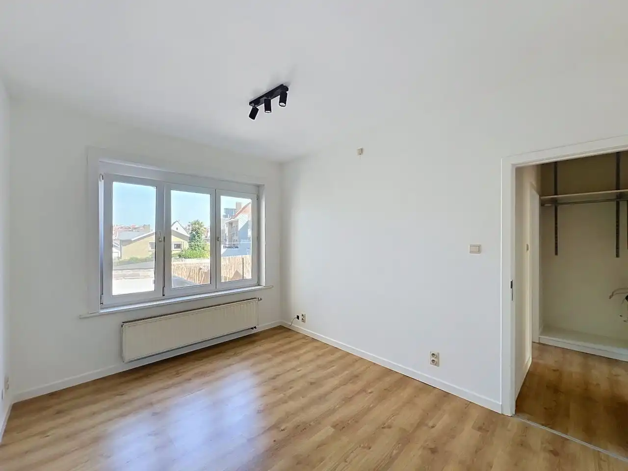Zuidgericht appartement tegenover het station van Heist. foto 17