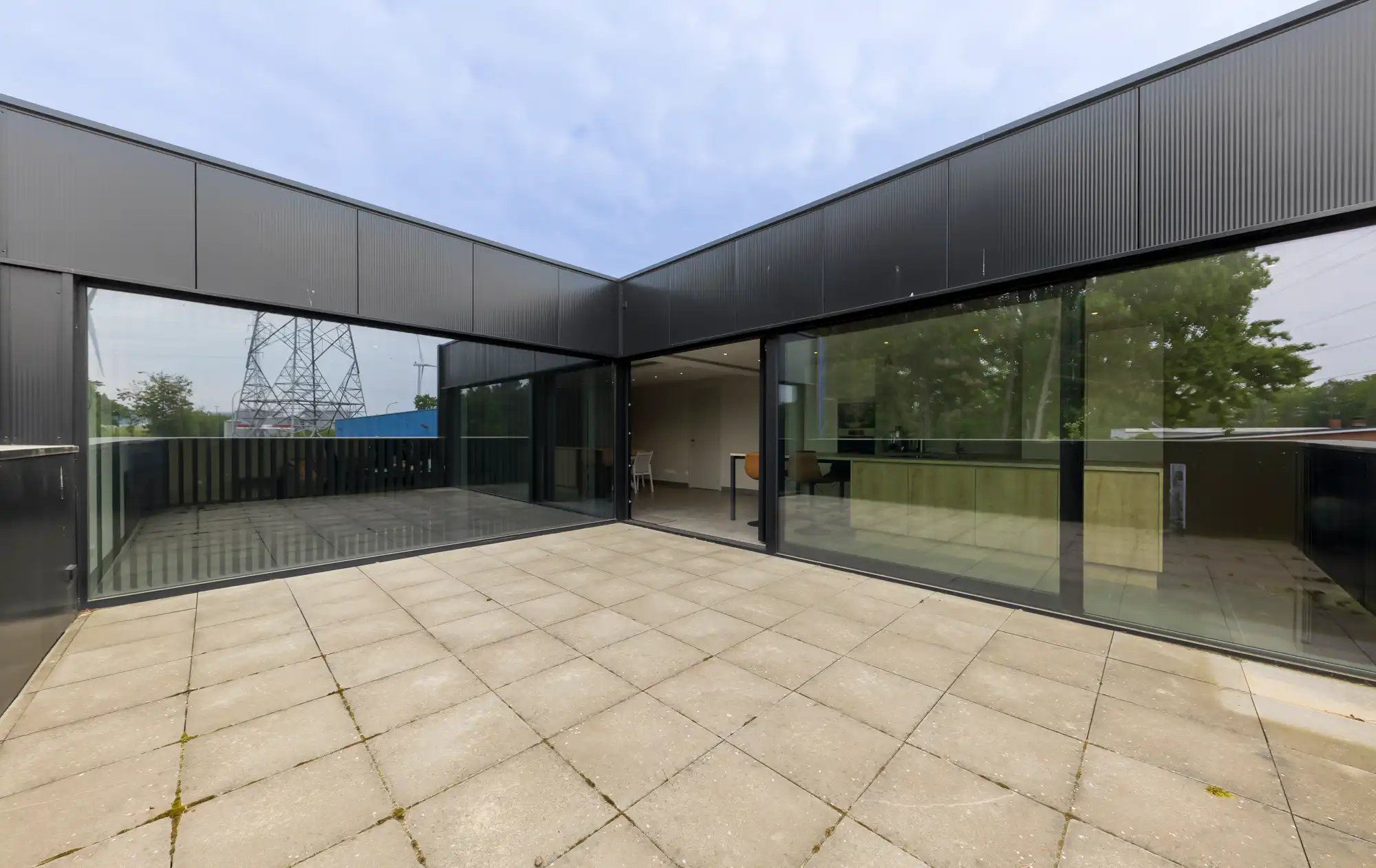 TE HUUR: Recent en hoogwaardig afgewerkt bedrijfs-/kantoorgebouw met showroom, magazijn en ruime parking foto 15