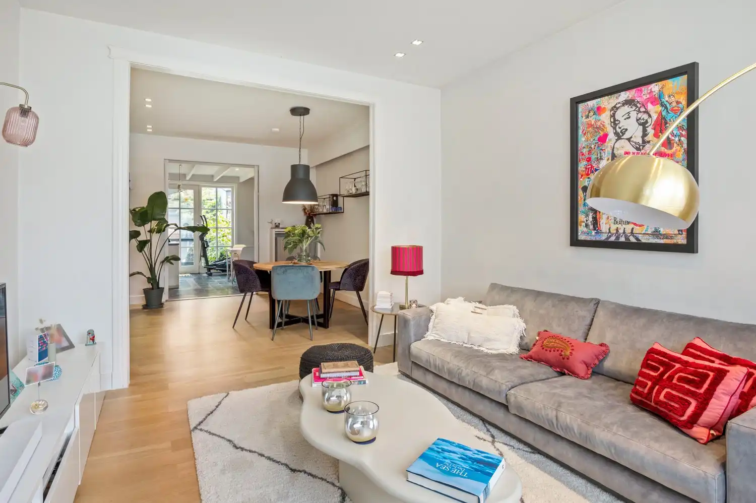 Karaktervolle gezinswoning met vier slaapkamers, tuin en ruime garage te Hove foto {{pictureIndex}}