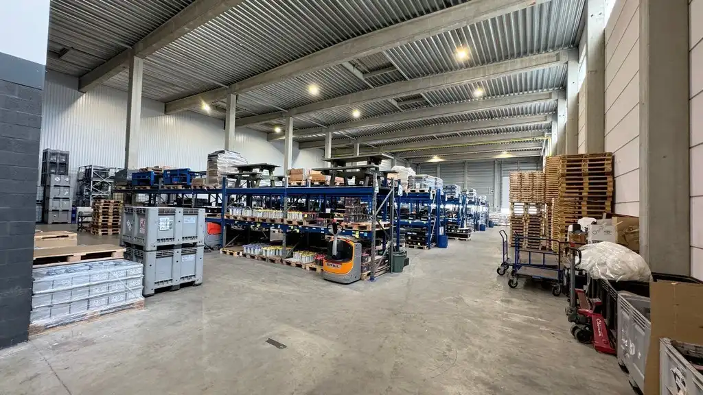 Magazijn met laadkades en kantoor te huur in Malle foto 11