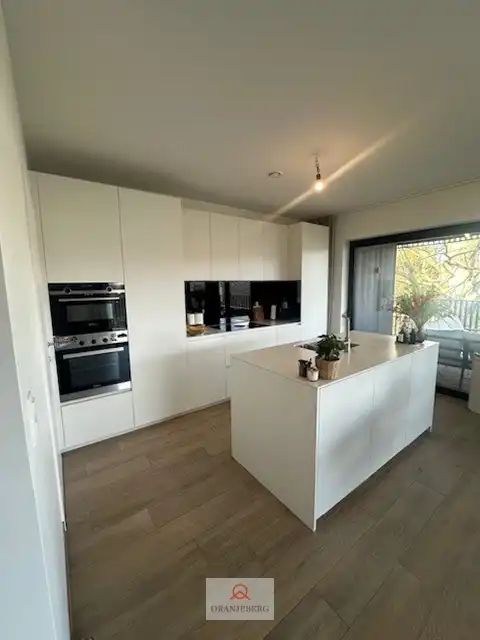 Modern appartement met staanplaats in groene parktuin foto 12