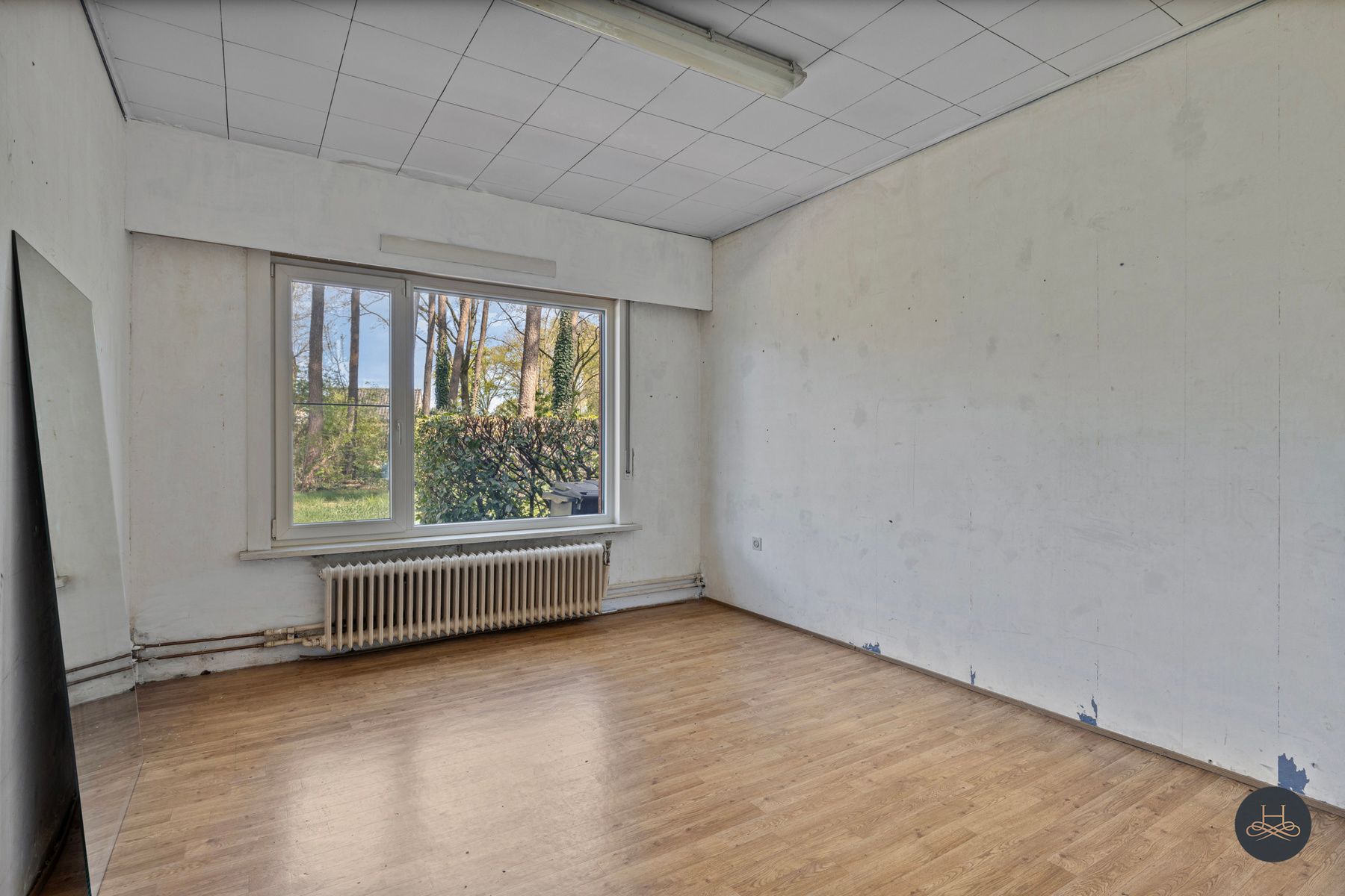 In het groen gelegen openstaande en te renoveren woning  foto 10
