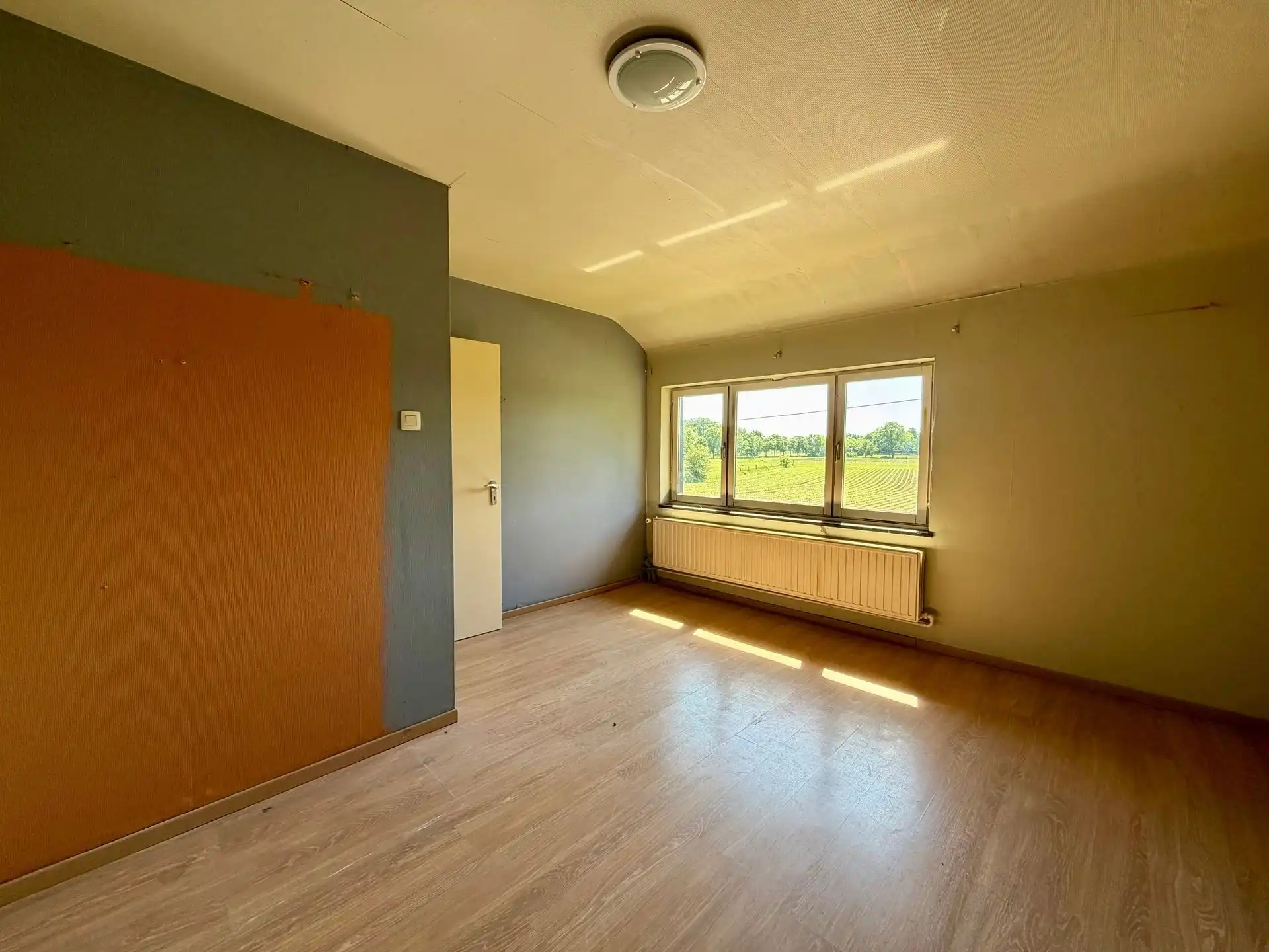 Vrijstaande woning op 25 are met uitzonderlijk renovatiepotentieel in het groen. foto 24